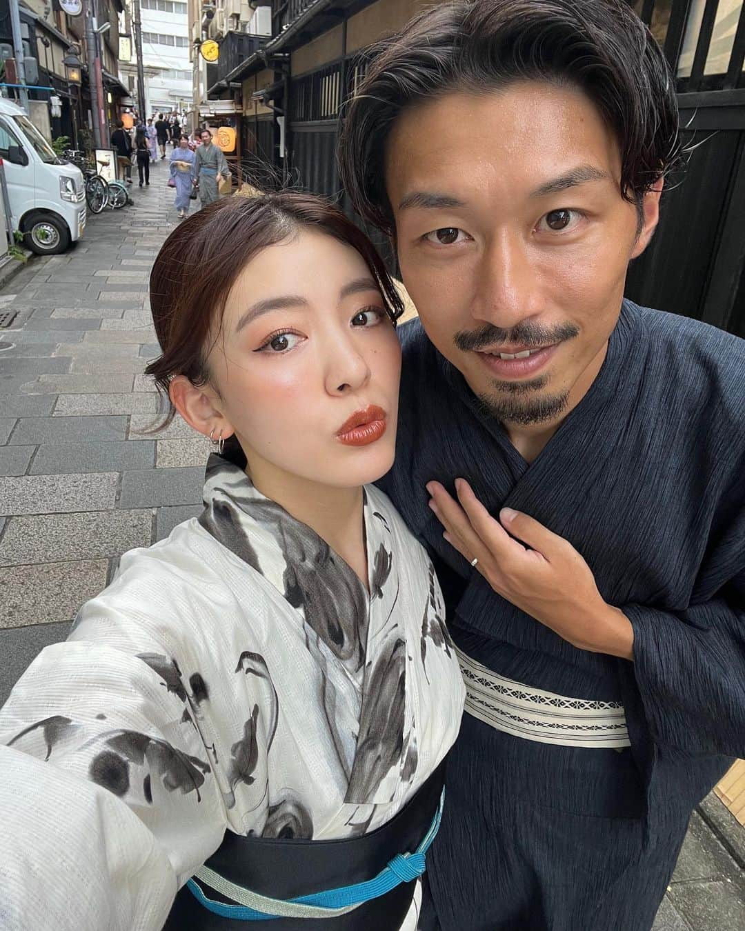 近藤沙良さんのインスタグラム写真 - (近藤沙良Instagram)「みんなは今日行くの👘🤍？  #kyoto #yukata #gionmatsuri #京都 #浴衣コーデ #浴衣ヘアアレンジ #浴衣デート #祇園祭 #祇園祭り #祇園祭り2023 #浴衣コーディネート #夫婦デート #夫婦コーデ」7月16日 20時45分 - saaara57