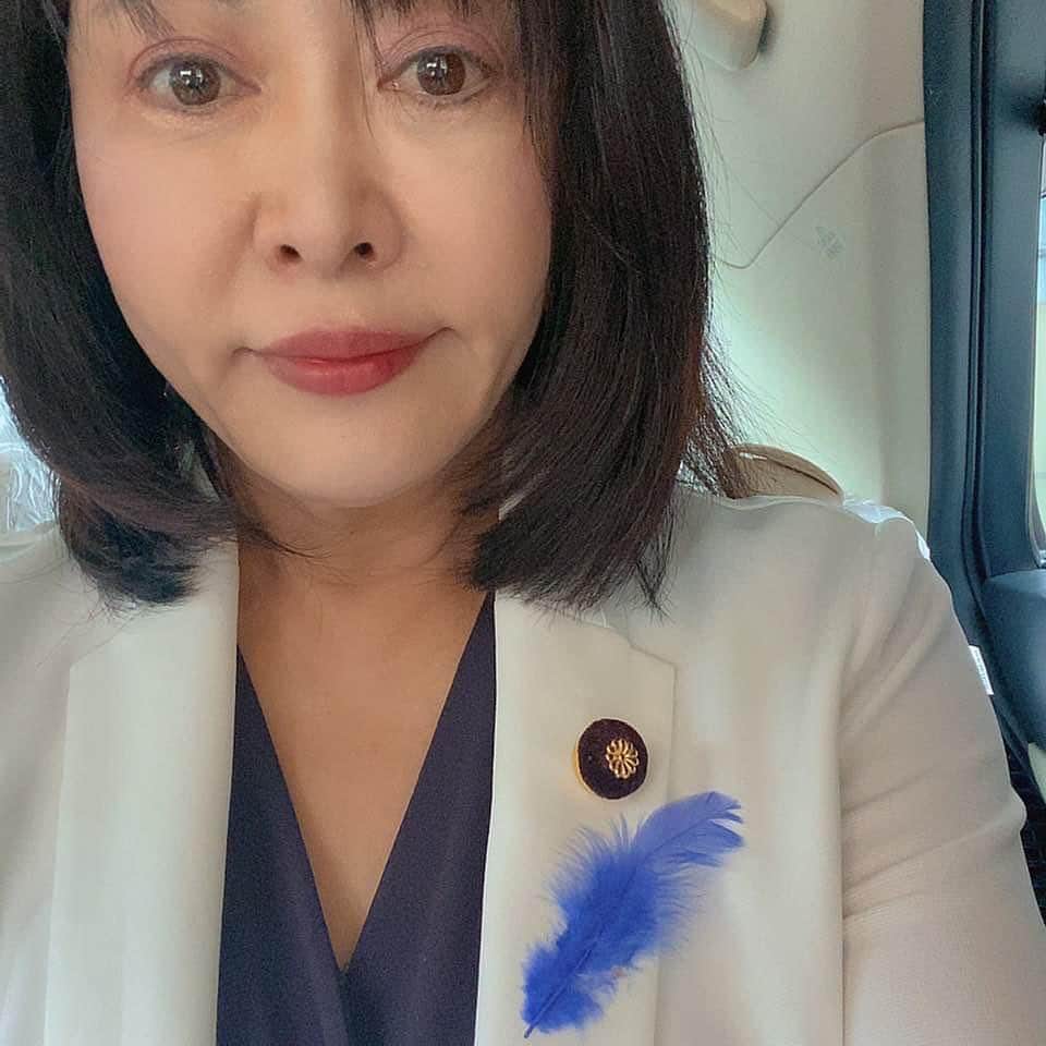 森まさこのインスタグラム：「毎年、海の日を中心として、7月1日～8月31日までの2カ月間#青い羽根募金 強調運動期間となっています。 この募金運動は、船舶の遭難やレジャー事故の際の人命救助、及びその訓練、機材の購入等に活用せれます。」