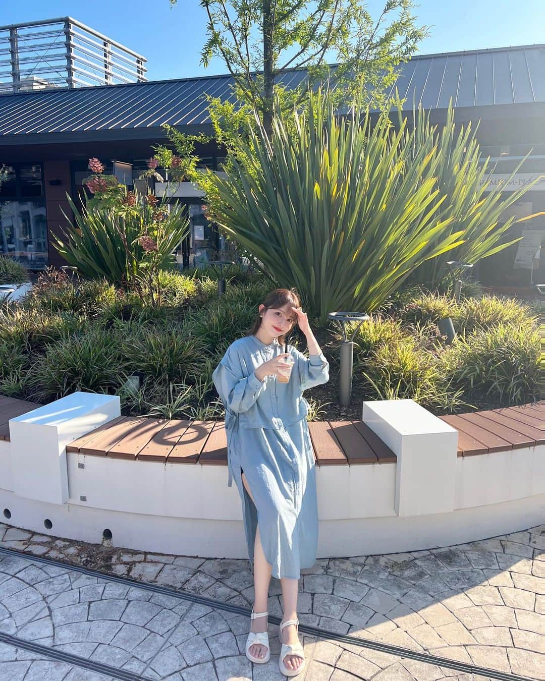 横山紗弓のインスタグラム：「広島のアウトレットに🌿 いいお天気だった〜！(眩しそう。笑) バンドカラーデザインシャツワンピースを着て 日焼け対策ばっちり🐬✨ サラッとした生地で暑くもなかった！ ZOZOで1000円クーポン出てますよ🏷️ #bonjoursagan #bs_style」