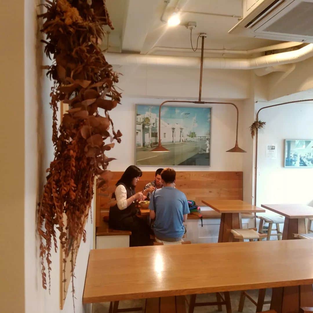 Pho 321 Noodle barのインスタグラム：「맛있어  🇰🇷からいらしたゲストとbun大使、お揃いのつめたいbunが嬉しい夕さり前。 (数日前には渋谷の名曲喫茶ライオンに行かれたそうです🦁) pic2はつめたいbunのタレ　ヌクチャム。  july 17th /17 juillet　marine day　바다의 날 our in-flight meal boxes/plate for beautiful summer people ・chicken:ga nuong🇻🇳 レモングラスチキン ・fish:tom yum paste w/homemade tom yum paste🎣🌶 トムヤム鯖 *数量限定  box/plateの日替わりデリは「茄子のピリ辛ホアジャオマリネ」「セロリ　ズッキーニ　乾しエビの緑豆春雨炒め」からスタート ミニライスは「豚ひき肉とレモングラスのピリ辛そぼろ」「美桜鶏のベトナムチキンライス」。  「君たちはどう生きるか」も封切り(何も語らなくとも　🌸の樹がわたしたちのDNAの象徴的に描かれていると想いました)、日本の終戦記念日まで一ヶ月切りました。 いろいろな想いはよぎりますが、何ひとつあきらめずこの小さなベトナム米粉麺の食堂の灯を　記念日でもなく　何でもない日にも　守り抜きたいです。  明日　三連休最終日　海の日は7:30pm last flight 8pm closing　中休みなし、cool down chartを更新しつつ、おなかのなかにいる赤ちゃん、ちいさなこどもたちから大人まで　皆さまの元気の源になれるような碗やプレートを、と思います。  回復に　お立ち寄りくださいませ👒  ----pho321 noodle bar----  for here to go dive/being mikaned/stay tune📻 delivery service on uber eats   11:30am opening 7:30pm last flight  8pm closing  🎐lunch box reservation 03 6432 9586 (*9am-)  🌏nearest station🚇　7-13min.on foot🐴 ⚫︎Harajuku station(JR),Meiji jingumae station(tokyo metro chiyoda line) ⚫︎Kitasando station(fukutoshin line) ⚫︎National stadium station(oedo line),Sendagaya station(chou sobu line) ＋ ⚫︎meiji jingumae station←→omote sando station (tokyo metro chiyoda line) -------- *method of payment* cash,credit,id-pay,quick-pay,🍎-pay,suica🐧,hona icoca, 🐶hachi-pay,pasmo,line-pay,au-pay,楽天pay,微信支付, d-払い,paypay etc.  #pho321#pho321noodlebar #beagoodneighbor  #marineday #바다의날 #bun #bun大使　#ハチペイ #cooldown #君たちはどう生きるか #prayforallpeople」