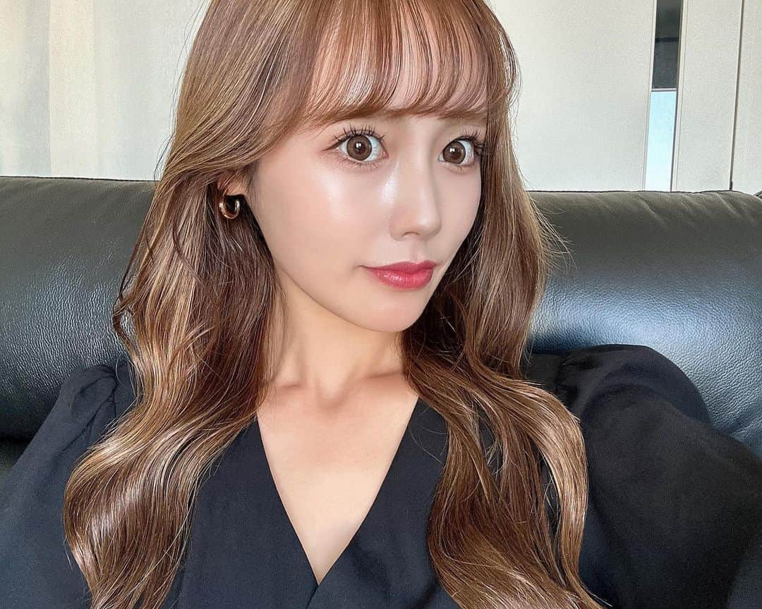 のインスタグラム：「1年ぶりにハイライト入れてもらった💇🏽‍♀️✨ 色落ちしてきてさらに髪色可愛い♡♡ @nobuhiko_special   いつも可愛い髪色に仕上げてくれて ありがとうーーー👨🏼‍🦱✨✨  マツエクも付け替えしてもらった👀💕 @salon__ef__official  #ハイライト#ヘアカラー#マツエク」