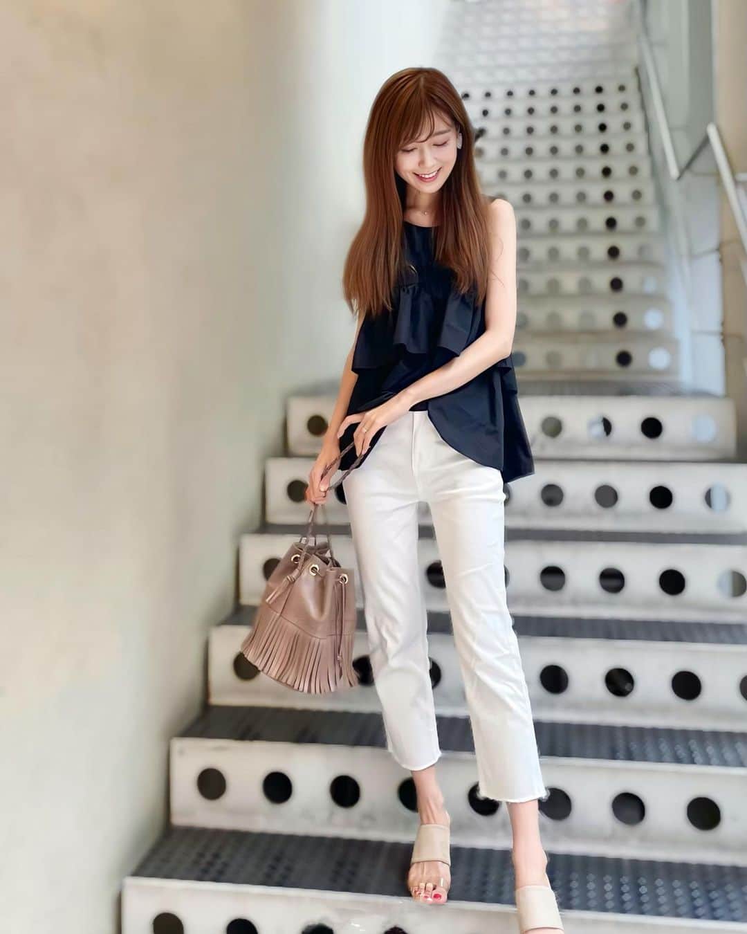 のインスタグラム：「. 暑すぎて涼しいお洋服しかもう着られない、、🥵  連休皆さんはどこかお出かけしてますか？😆 バーベキューやキャンプとか夏らしいことしたい思うのですがこう暑いとやる気も起きず、、 今年はできる限り涼しい部屋ですごしたい😗😂  あっという間に夏も終わってしまいそうなので何か計画立てようと思います✨🌻 . . . . .  #シュシュマシェリ #シュシュコーデ　#chouchoumacheri #jandmdavidson」