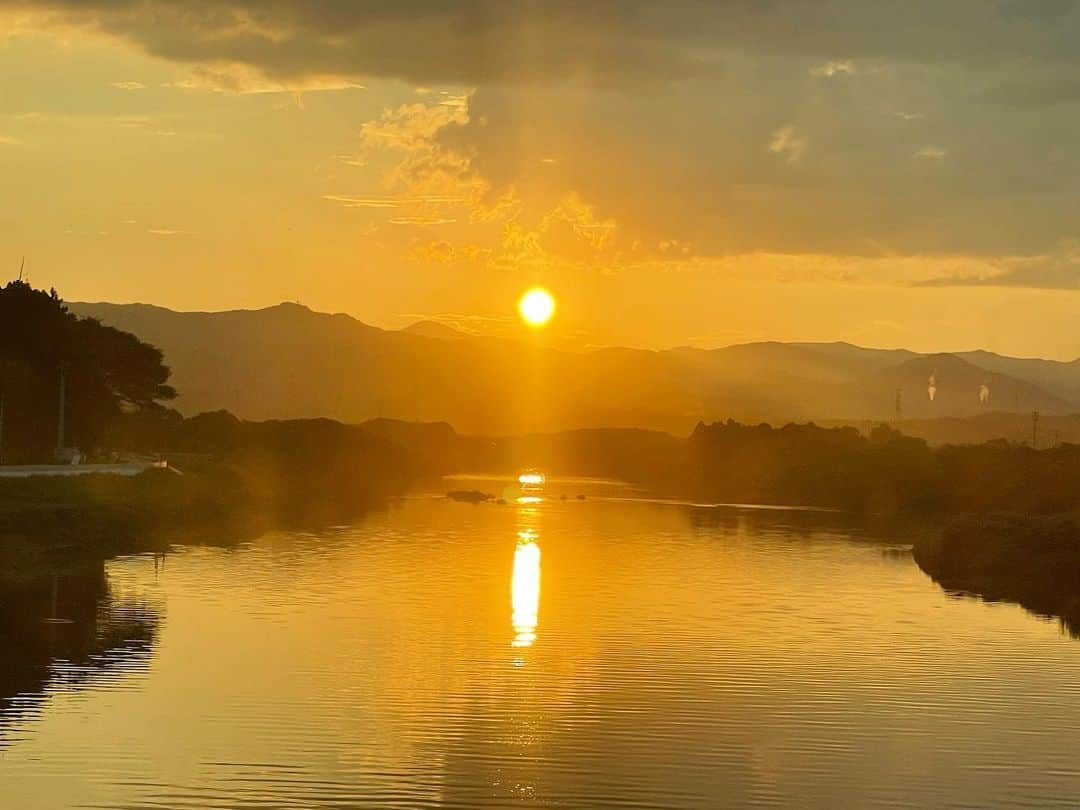 真飛聖さんのインスタグラム写真 - (真飛聖Instagram)「綺麗✨  お仕事帰りの列車の中から 偶然にも撮れた夕日・・・✨  何かとっても綺麗だったから みんなにも見せたいなぁって思って・・・  お裾分け〜♡  今夜10時からは WOWOW連続ドラマW『フィクサー Season2』 第２話放送です📺  どうなっていくのでしょうか。  どうぞ、お楽しみに〜✨  #夕日 #WOWOW連続ドラマW #フィクサーSeason2」7月16日 20時50分 - sei_matobu