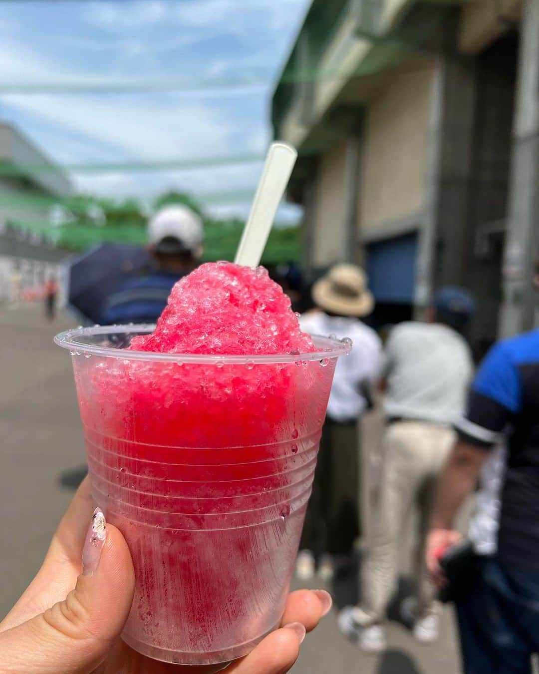 佐藤彩さんのインスタグラム写真 - (佐藤彩Instagram)「円山球場で高校野球観戦⚾️ 南北海道大会が始まりましたね！！  応援の声と吹奏楽の音色が鳴り響く円山球場は 最高だー📣！！ . . 高校球児たちのまっすぐなプレーを観るのはやっぱり好き！  蒸し暑いなかでしたが 応援できる喜びをかみしめながら楽しみました🥹 . . ずっと全校応援できなかった生徒たちも、楽しそうに応援していましたよ！ . . 野球応援の楽しさを知るきっかけになった応援チア✨ 私が高校生の時とまだ同じユニフォーム姿でビックリ😳！ きゅんとしちゃいました🥹  青春時代に少し気持ちを重ねながらの楽しいひととき✨  もちろんグルメもたっぷり楽しみましたよー😂  いい休日だ☺️  #高校野球 #甲子園への道 #南北海道大会 #円山球場 #円山球場カレー #かき氷日和 #暑かった #母校の応援 #惜敗 #青春」7月16日 20時51分 - hbc_ayasato