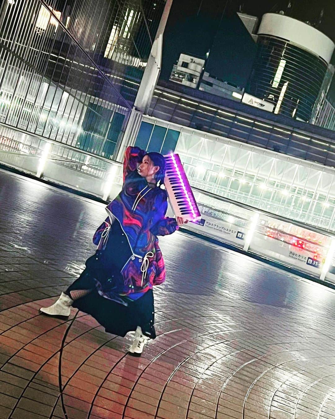 ZAQさんのインスタグラム写真 - (ZAQInstagram)「アー写撮影裏話💕  雨上がりの夜中、夜中の渋谷、渋谷なのに静かな駅前、ぴかぴかの鍵盤、っていう。なんかいいかんじのシチュが重なって素敵な撮影になりました。   @ha_za_ma さんのショーで一目惚れして『絶対次のアー写これが着たいです！！』と強火でスタイリスト南さんにお伝えしたこの衣装は、フードのポケットからフードがはえていて（？）、お腹がびょーんってなってて、スカートの中からシャツがはえている（？？）という、ド変態な服wwわたしに刺さりすぎてしまった。 今回は全部 @ha_za_ma さんの衣装です(^^)アー写だと全身の全容が見えてないと思うのでこちらで✨  シルエットがモコッとユルッとしてて可愛い✨着られて嬉しかったな🥹  1枚目、「なんか鬼滅の映画の煉獄杏寿郎のポスターみたいなポーズで撮りたい」って撮ってもらったポーズ。笑 2枚目は、「次アップ撮ります」といわれて下半身は映らないんやな！！と、油断したかわゆいスリッパスタイル。笑  ネイルも、この衣装に合わせたネイルにしてもらったのです😊🙌  今回のアー写、どうですか？かっこいい？？👀👀👀👀👀  Art Direction & Photography　クロカワリュート styling by @m1nam1_515 南圭衣子 hair&make @kanako.furuhashi 古橋香奈子」7月16日 20時51分 - zaq39