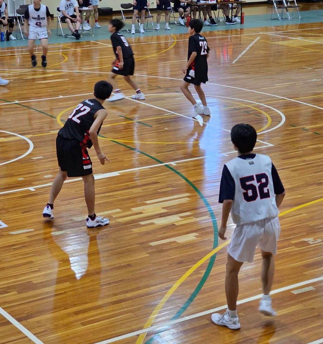 川辺泰三のインスタグラム：「今日は息子らの練習試合。 なんと、奇跡のマッチアップを観れて夢の様な時間でした！^_^ 高1の長男唯央(52番)VS中1の次男響生(32番)。 2人とも成長を見れて良かった！ チャンスをくれた両チームのコーチ陣に感謝です^_^ 2人とも頑張れ！おとんも頑張ります！」