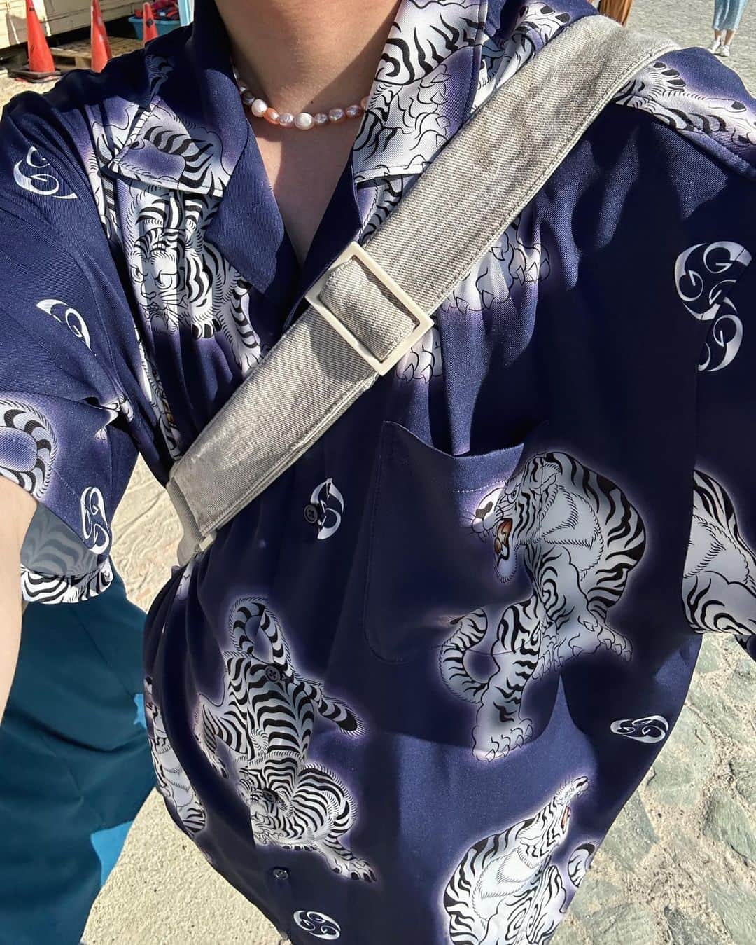 がーくんさんのインスタグラム写真 - (がーくんInstagram)「・ 夏と言えば柄シャツ って事でGIDEAL.今年の夏ラストのアイテムは自分の大好きな虎柄のシャツ🐅 @gideal_official   今日はほぼ人生初の和歌山県の白浜でゆっくり夜まで過ごしてきた 4年ぶりの花火良すぎたな👋🏻  shirt : @gideal_official  necklace : @gideal_official  bag : @ourlegacy  denim pants : @jieda  sandals : @islandslipper」7月16日 20時52分 - gaaaaa0719