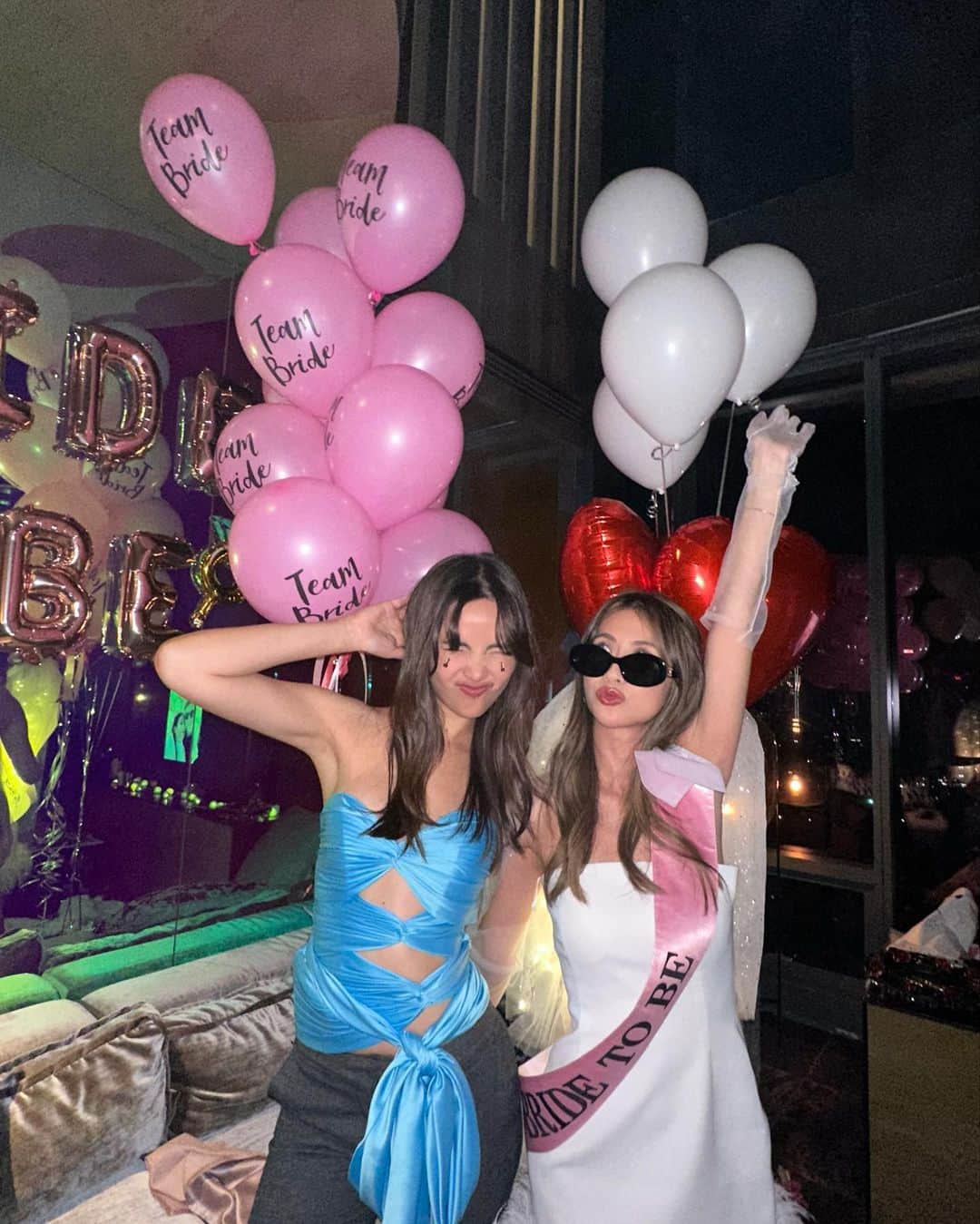 ウッラサヤー・セパーバンのインスタグラム：「Tibbies gettinggggg marrrieeddddd!!! 🍾🎉👯‍♀️ I freaking love you man 💓」