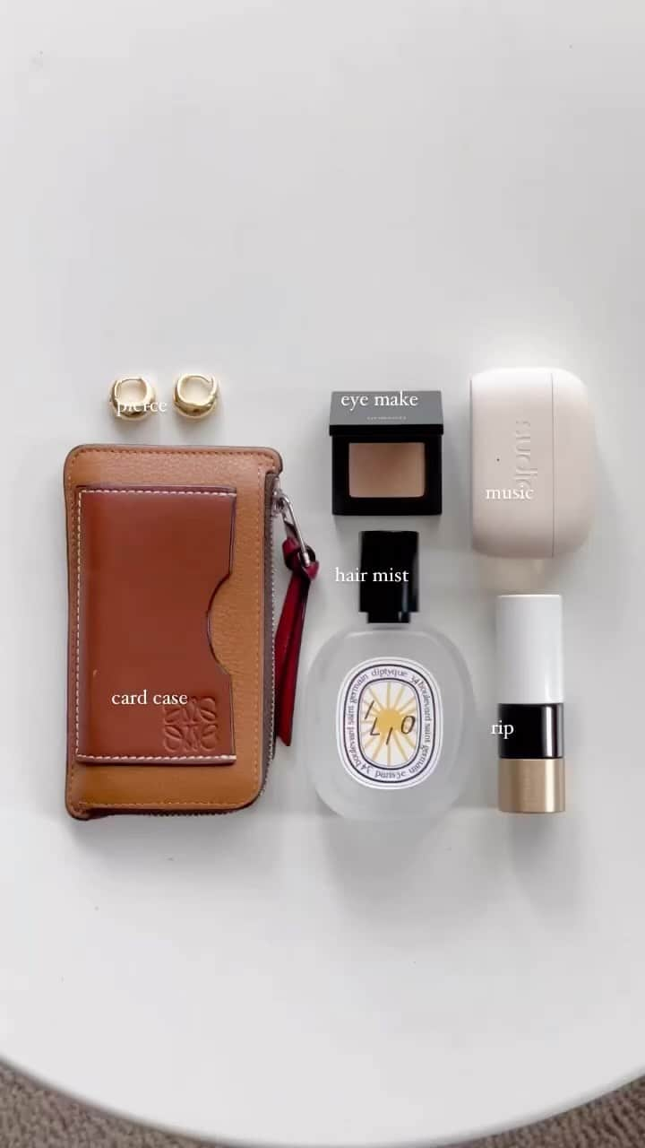 絵梨佳のインスタグラム：「久々のwhat's in my bag 👜︎⸝‍⋆  card case @loewe  music @sudio  eye make @uneven_jp  rip @hermes  hair mist @diptyque   #whatinmybag #loewe #diptyque #sudio #uneven #hermes #鞄の中身」