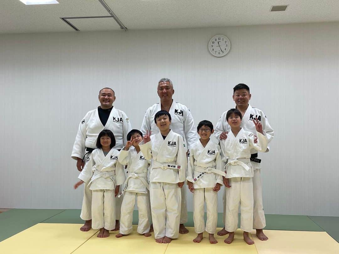 鈴木桂治のインスタグラム：「お久しぶりのジェクサー新潟KJA😎 みんな技も受身もレベルアップ🤙🤙 また行きます👍👍 #KJA  #keijijudoacademy #ジェクサー新潟　#髙念寺」