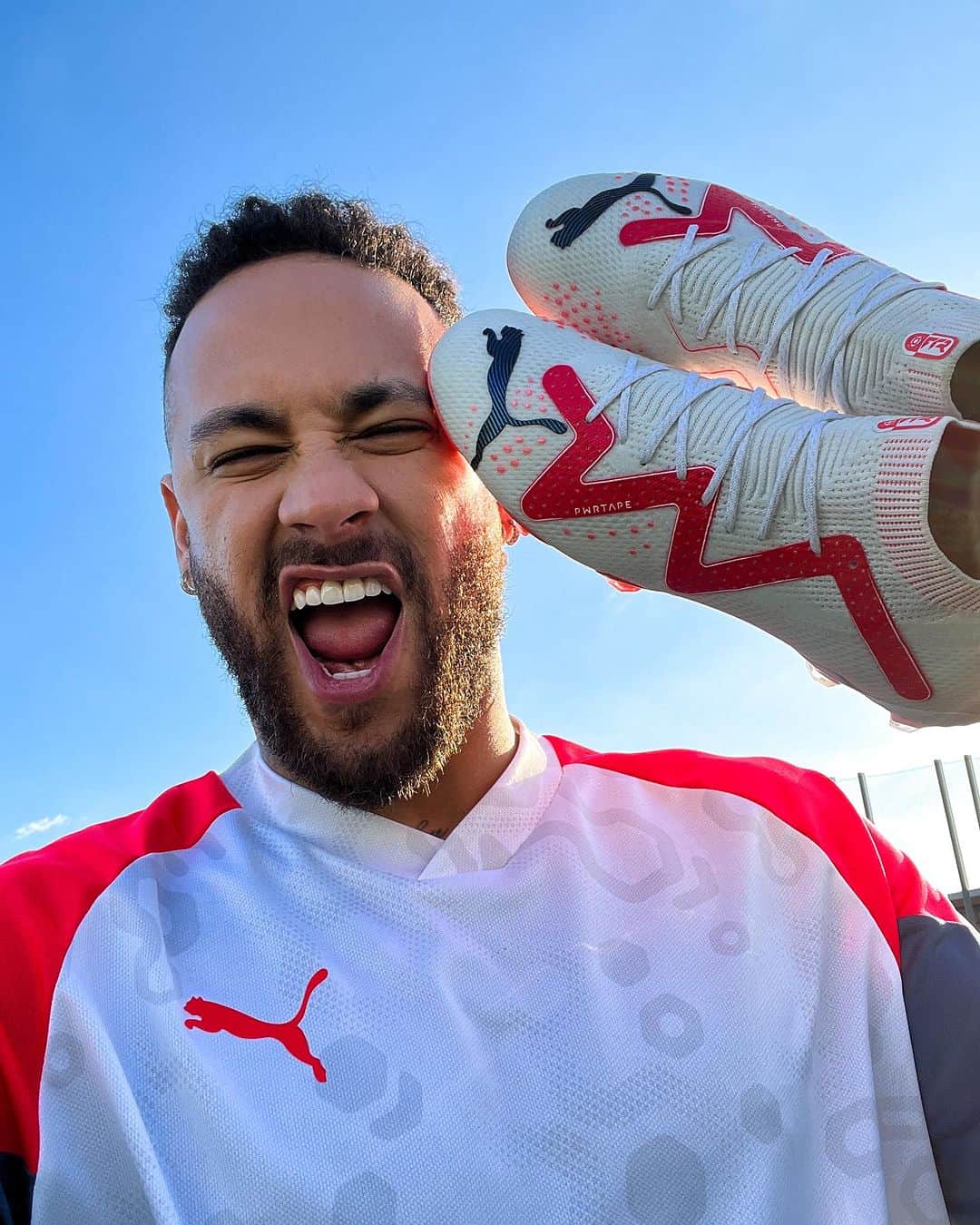 ネイマールのインスタグラム：「Guess who’s back 🤪 @neymarjr」