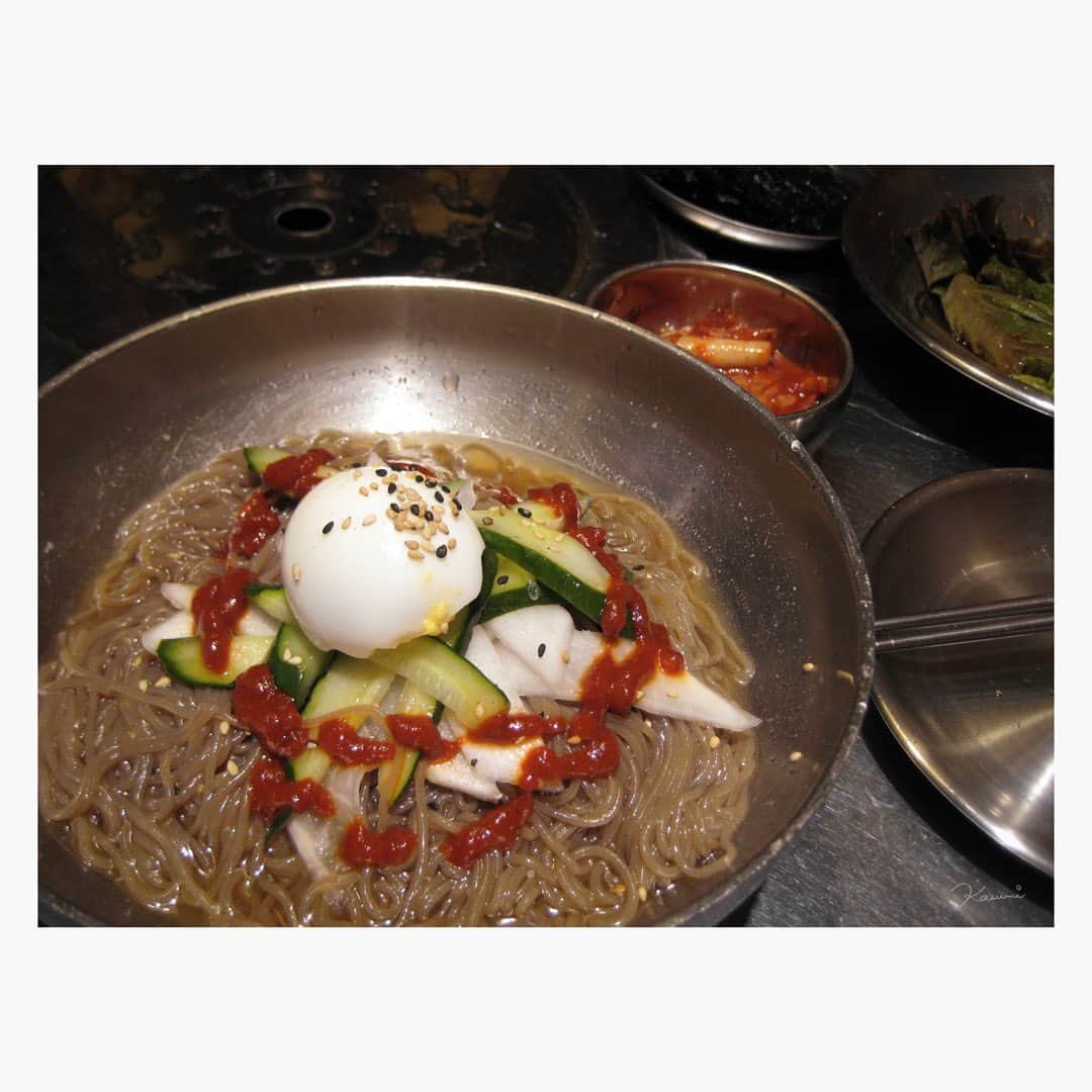 花澄さんのインスタグラム写真 - (花澄Instagram)「もうがんばれない！ といって近所の韓国料理屋さんへ。 お肉は食べないけどたまにくる。 ビビンバとか豆もやしごはんとか チャプチェをいつもは頼むけど 暑すぎるから初めて冷麺にしてみた。 ヘタレなので辛いのはちょっとにして、 と頼んだら 赤いのがちょちょちょと乗っている。（笑） これでも充分だった。ヘタレなので。 キムチはサービス。サラダも。 夜なのに。（ナイス）  さて、もう少しがんばれる。  #ixydigital10#オールドコンデジ」7月16日 21時00分 - textisan