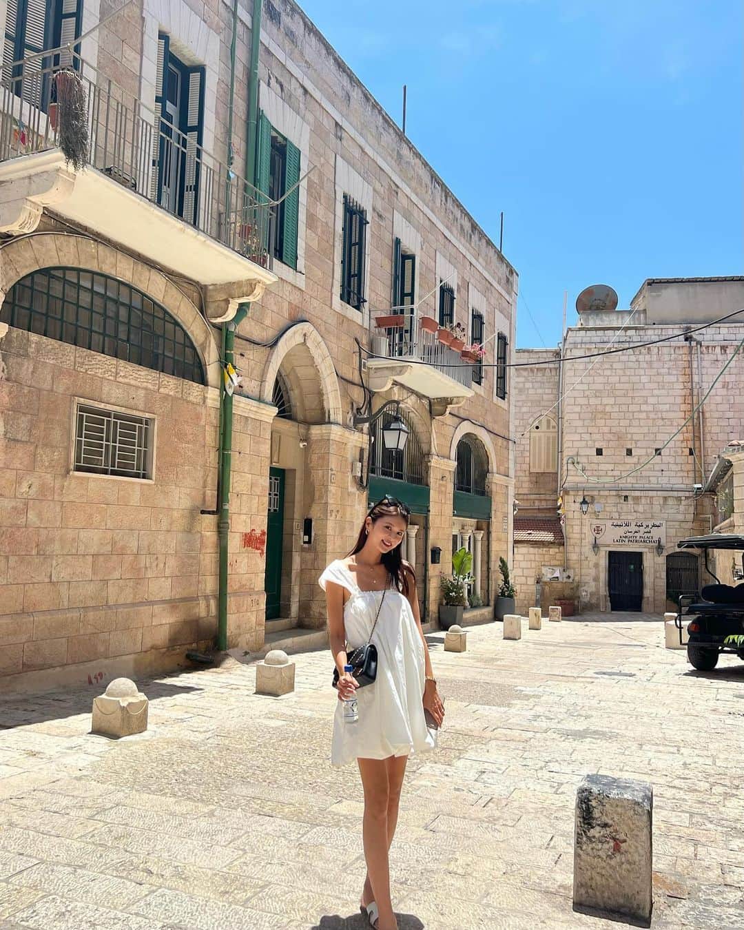 東野佑美さんのインスタグラム写真 - (東野佑美Instagram)「📍Jerusalem, Israel エルサレムの旧市街へ🇮🇱  旧市街と新市街とでは別世界✨  ユダヤ教・キリスト教・イスラム教と 複数の宗教が共存しているの。  これまで宗教について あまり深く考えてこなかったのだけど 少し勉強しただけでも色々と考えさせられて 歴史を感じながら見る光景に 苦しくなったり胸が痛くなったり複雑な気持ちに。  そんな中、素敵なキッパを被らせていただきました😳 ほんとに落ちないんです🤔不思議  #海外旅行 #中東 #イスラエル #エルサレム #旧市街」7月16日 21時01分 - yumi.higashino