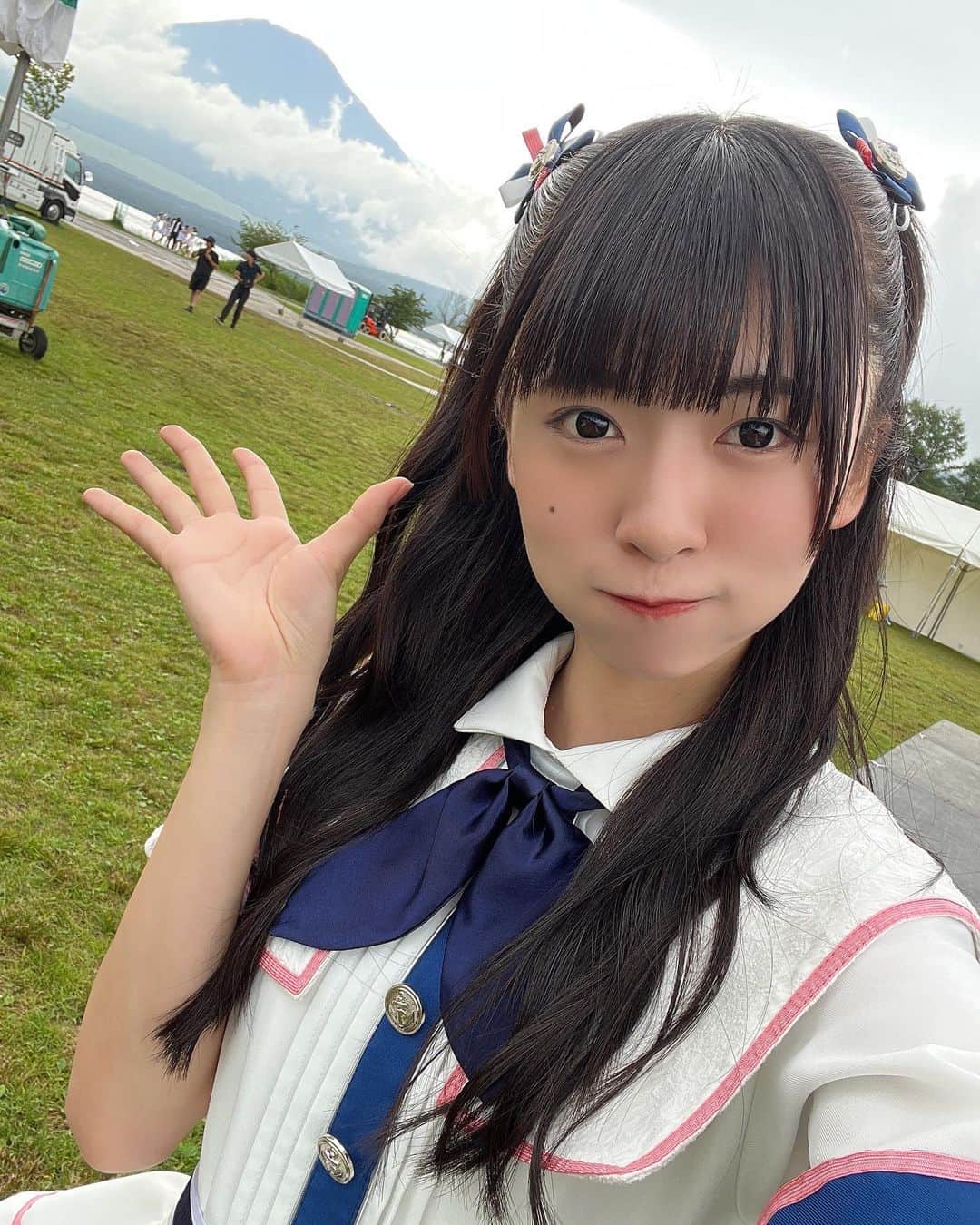 橋本美桜のインスタグラム：「今年のSPARKは雨降ってなくてよかった☀️ 明日で最後だ〜〜！  ⁡ ⁡ ⁡ ⁡ #アイドル #IDOL #偶像 #パッツン前髪 #ロングヘア  #黒髪 #黒髪ロング #巻き髪 #ハーフツイン #ナチュラルメイク #夏 #衣装  #アイドル衣装 #ootd」