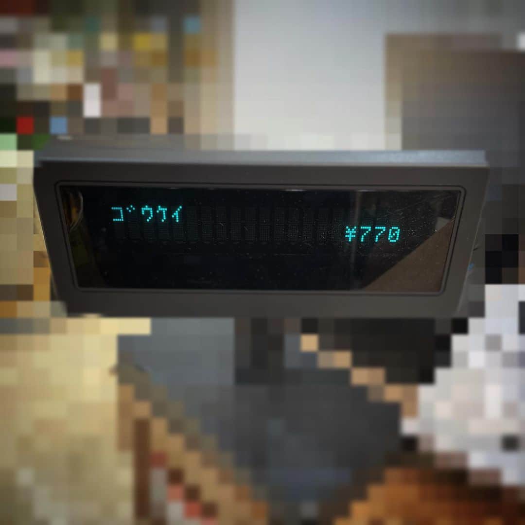 山下航平のインスタグラム：「『クーポン』 #フィクションエッセイ  最近はクーポンを使いやすくなった。  クーポンはもともと新聞の広告に入っていたり、雑誌のページにあったり、街中で配っていることが基本だった。 ミシン目にそって丁寧に切り取って、使うかもわからないクーポンを財布に忍ばせたり、 期限の切れていることに気がつかないクーポンを大切に持ち運んでいた。  今は、紙のクーポンを見かけることも少なくなった。 私の行く飲食店ではクーポンがインターネットやアプリ経由で発行されていて、会計の時にそれを見せれば割引が適用される。 電子でかさばらないというのは素晴らしい。期限の切れたクーポンはそっと電子上の世界に廃棄され、電脳空間上を漂い続けているのかもしれない。  私はずっとクーポンを使うのが苦手だった。 レジでクーポンを使おうとして、 「あのー、このクーポン？って使えたりしますか？」 使う気満々なのに、使えることを知っているのに、 あたかも、たまたまクーポンがあったし、たまたまクーポンが使えるみたいだから使っちゃおうか、せっかくだし。みたいな感じのフリをする。 本当は家でクーポンが使えるかどうかを何回も確認していたとしてもだ。 そもそも「クーポン」という言葉の響きがあまり好きではない。「クー」までは良い、「ポン」と言っている自分の顔がバカそうでどうも好きになれない。  なぜクーポンを使うのが苦手なのか。 おそらく店員さんに対して、クーポンを使うことを知られるのが恥ずかしのだ。 確かに、店が提示している料理を定価で買えばいい。 しかし私は、どうせ同じもの食べるなら少しでも安く食べたいという卑しい心があるから、クーポンを使おうとする。（すごい考えだ！）  だから、店員さんに 「こいつ、クーポン使ってまでハンバーグ食べてんじゃねえよ。」 と思われることが心底怖いのだ。ケチだと思われたくないのだ。 知らない誰かに対してもついついかっこいい自分でありたいのだ。  しかし今は違う。 レジはセルフが増えて、お店によってはネット決済で事前にお会計を済ませることができるようになった。 店員さんに顔を合わせてお会計をするという機会が少なくなったのだ。 全て自分で完結する。  自分が頼んだ商品を店員さんに知られないまま、商品を受け取ったり、お会計を済ませられたりする。 つまり、店員さんに「ケチくさいやつ」と思われる機会が減ったのである。 私みたいな人にとっては、進化する技術のおかげでとても生きやすいシステムが構築されたのだ。  それでも私は、クーポンを使った時は振り返らず逃げるようにお店を後にする。  ＊このお話はフィクションです。 実在の人物や団体などどは関係ありません。」