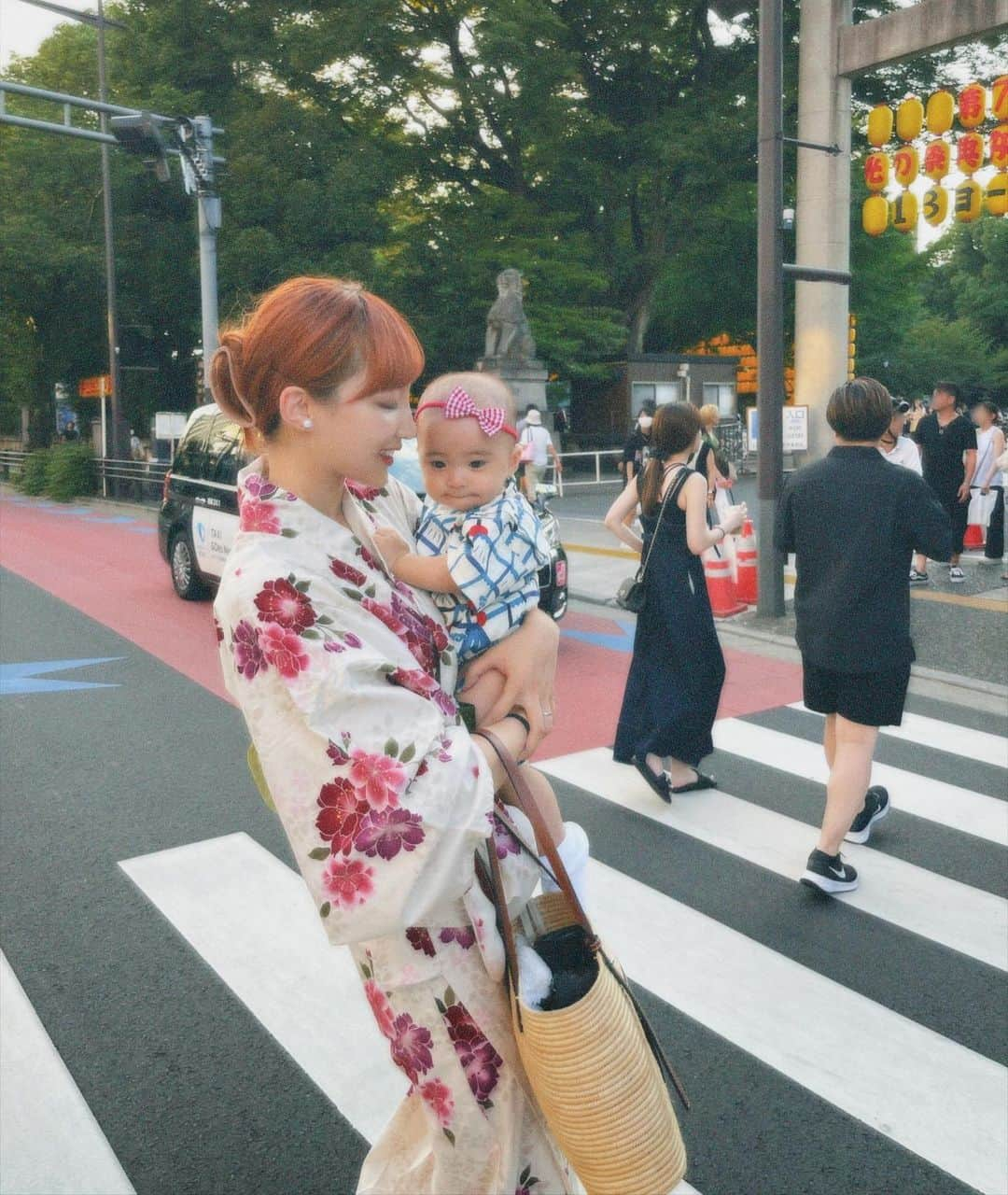 神田咲凛さんのインスタグラム写真 - (神田咲凛Instagram)「何年振りかわからないみたま祭り👘  暑くて滞在時間ほんとちょっとだけど 浴衣着れたし雰囲気楽しめたし満足🫶 . . . . . . . . .  . . . . . . . . . . #みたま祭り#御霊祭り#みたままつり #靖国神社 #浴衣女子 #浴衣コーデ #赤ちゃんコーデ #赤ちゃんとお出かけ #赤ちゃんのいる暮らし #ママライフ#ママファッション #育児記録 #育児記録 #9ヶ月ベビー #9ヶ月baby #女の子ベビー #親子コーデ #親子リンクコーデ」7月16日 21時06分 - t12345vxq