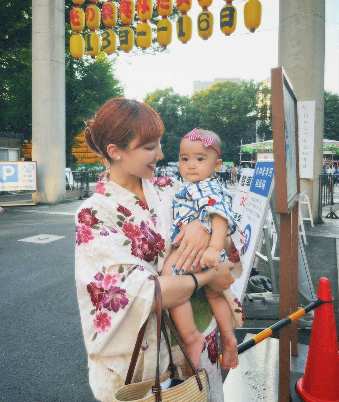 神田咲凛さんのインスタグラム写真 - (神田咲凛Instagram)「何年振りかわからないみたま祭り👘  暑くて滞在時間ほんとちょっとだけど 浴衣着れたし雰囲気楽しめたし満足🫶 . . . . . . . . .  . . . . . . . . . . #みたま祭り#御霊祭り#みたままつり #靖国神社 #浴衣女子 #浴衣コーデ #赤ちゃんコーデ #赤ちゃんとお出かけ #赤ちゃんのいる暮らし #ママライフ#ママファッション #育児記録 #育児記録 #9ヶ月ベビー #9ヶ月baby #女の子ベビー #親子コーデ #親子リンクコーデ」7月16日 21時06分 - t12345vxq