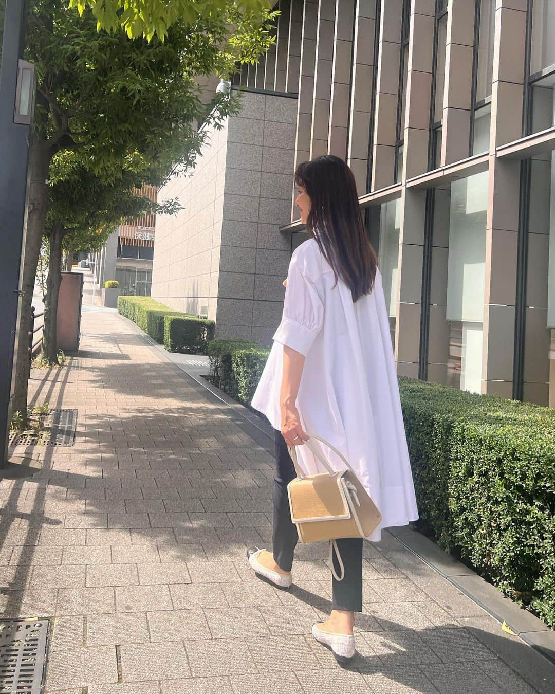 t.krmeのインスタグラム：「後ろから見るとまるでワンピースのようなブラウス♡  今日も暑すぎたぁぁぁ☀️  Tops&Pants: #lephil  Bag: #vasic  Shoes:#chanel  #fashion #cordinate #casualstyle #casual#mom#outfit  #大人カジュアル #大人コーデ #ママコーデ#大人っぽコーデ #きれいめスタイル   #大人シンプルコーデ」