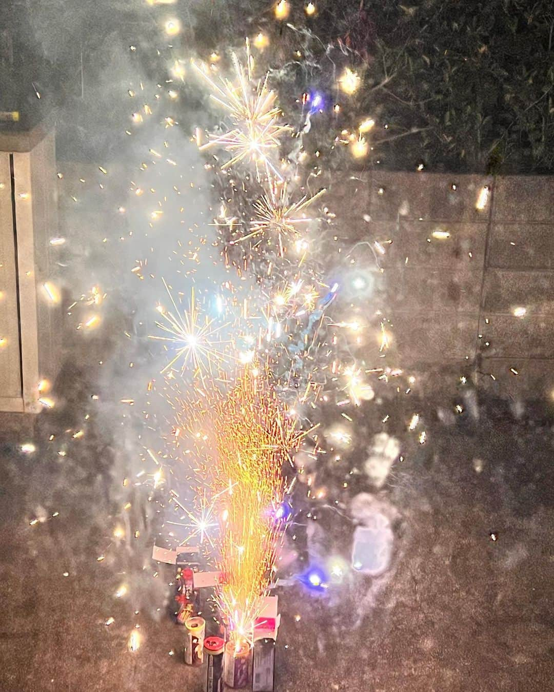 ウィリアムさんのインスタグラム写真 - (ウィリアムInstagram)「🎆  今日は花火をしました♪ 打ち上げ花火は危ないので ダディだけ外で着火してもらい、 私たちは室内で窓から眺めました！  4枚目の写真ですが、すごく綺麗でした🎀  手持ち花火はウィリーとメアリーで楽しみました🌻  打ち上げ花火セットに入っていたので手持ちでピューンって打ち上がる花火かとダディがビクビクしながら着火していましたが、普通の手持ち花火だったのもありました🤣  楽しい一日〜☺️  #手持ち花火 #打ち上げ花火 #花火 #ウィリー #ウィリアム」7月16日 21時09分 - william.2019j