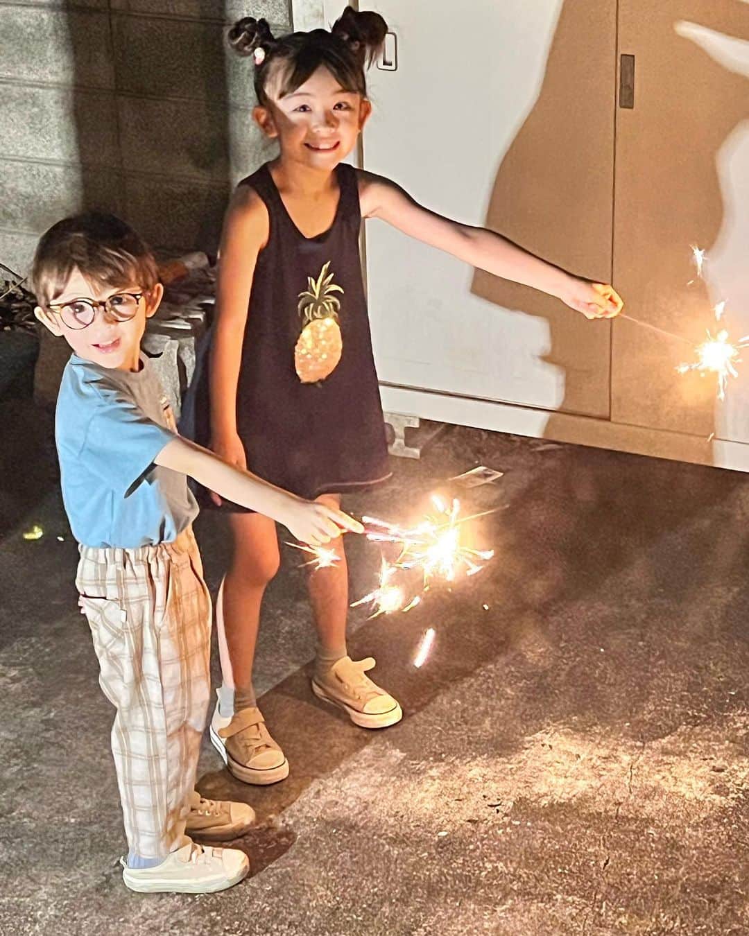 のインスタグラム：「🎆  今日は花火をしました♪ 打ち上げ花火は危ないので ダディだけ外で着火してもらい、 私たちは室内で窓から眺めました！  4枚目の写真ですが、すごく綺麗でした🎀  手持ち花火はウィリーとメアリーで楽しみました🌻  打ち上げ花火セットに入っていたので手持ちでピューンって打ち上がる花火かとダディがビクビクしながら着火していましたが、普通の手持ち花火だったのもありました🤣  楽しい一日〜☺️  #手持ち花火 #打ち上げ花火 #花火 #ウィリー #ウィリアム」