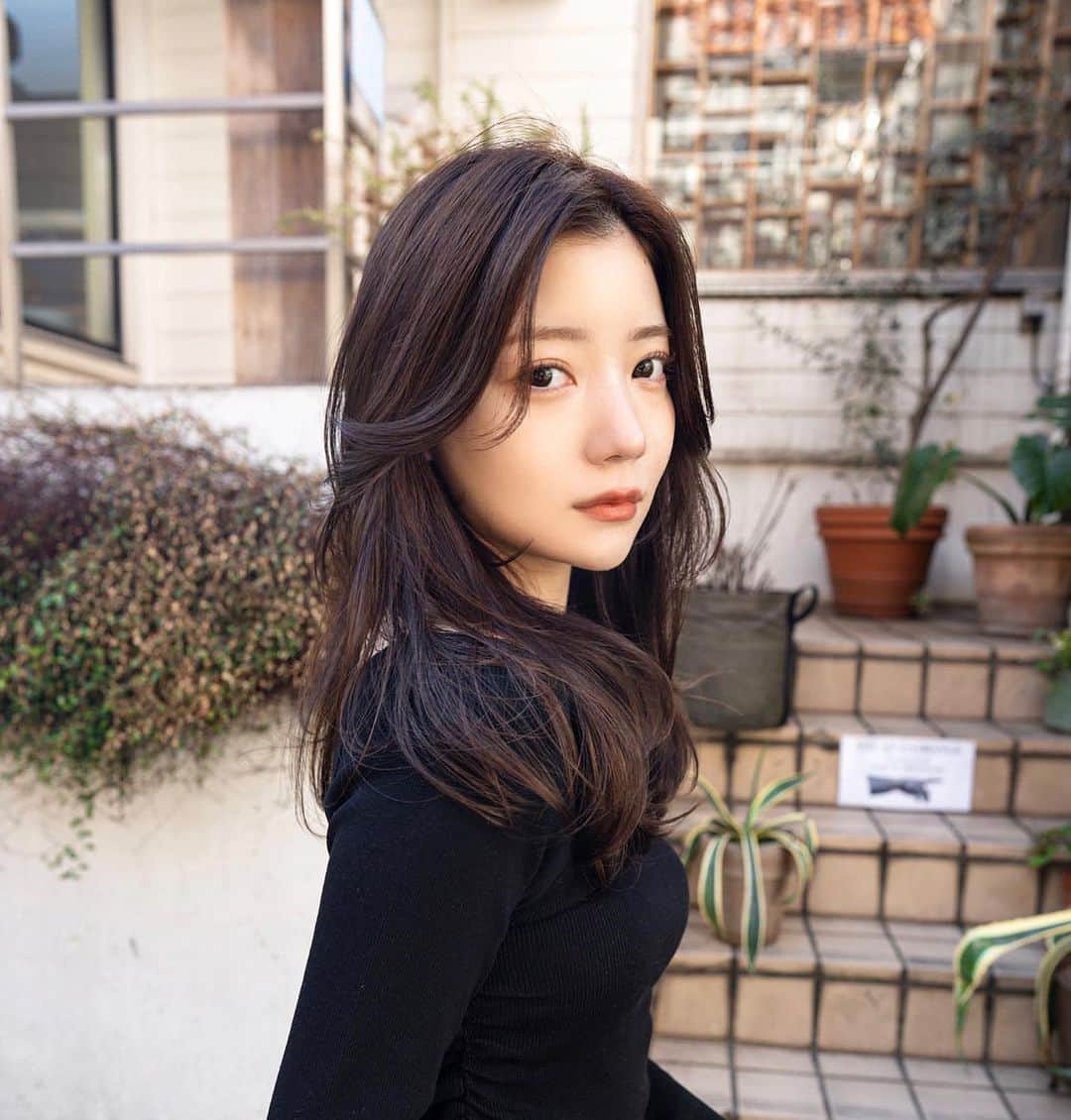 齋藤純也のインスタグラム：「ロングレイヤースタイル✂︎  柔らかさのある全体像と束感のあるハサミの入れ方がのこだわりです 骨格と輪郭と髪質に合わせて誰よりも似合う美しいデザインを♩  ✴︎PRICE✴︎ カット✂︎7700円 カラー✂︎7700円  カットなしの場合シャンプーブロー料金+2200円 カラーはトリートメントin処方で圧倒的な艶感と手触りをプラスします。 ブリーチor3Dハイライト施術はプラス7700円です。 パーマ✂︎7700円 トリートメント✂︎種類多数によりカウンセリングで決めさせていただきます。5500円〜11000円 縮毛矯正✂︎17600円、前髪のみは6600円 ・ ネット予約が×の所もお電話かDMで時間調整できますので気軽にご連絡ください！ kelly.表参道本店　A1出口より徒歩45秒 東京都渋谷区神宮前5-2-5 JY表参道ビル２Ｆ kelly. ・ ・ ✔️群馬県伊勢崎市で出勤するスケジュールは隔週水曜日です。 群馬店は料金が異なります、お問い合わせください 群馬のご予約はＤＭまたは ホットペッパービューティーで  kelly. by L.O.G 検索✂︎ 在籍日程が少なくて申し訳ありません。 薬剤は最新のものを揃えました 群馬県伊勢崎市宮前町146-1」