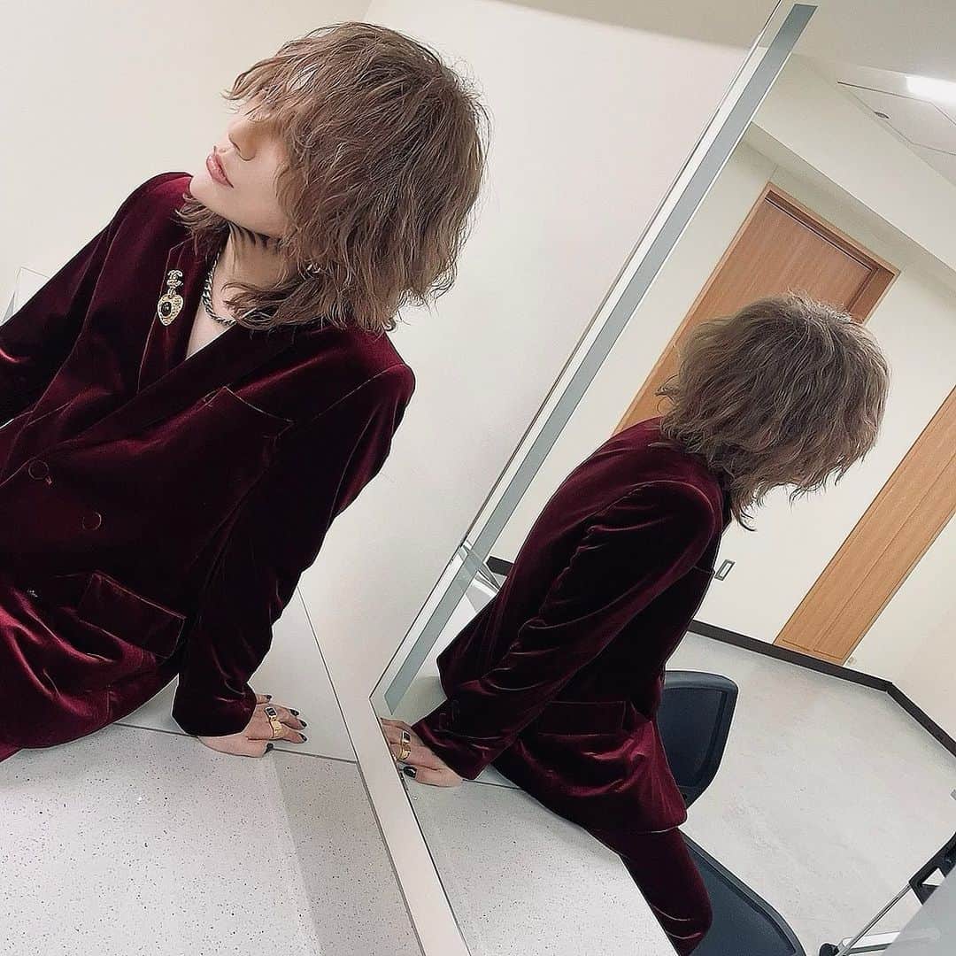 のインスタグラム：「昨日武道館公演前の1コマ。  今日は余韻に浸ってます☕️  #thegazette #ruki #首痛」