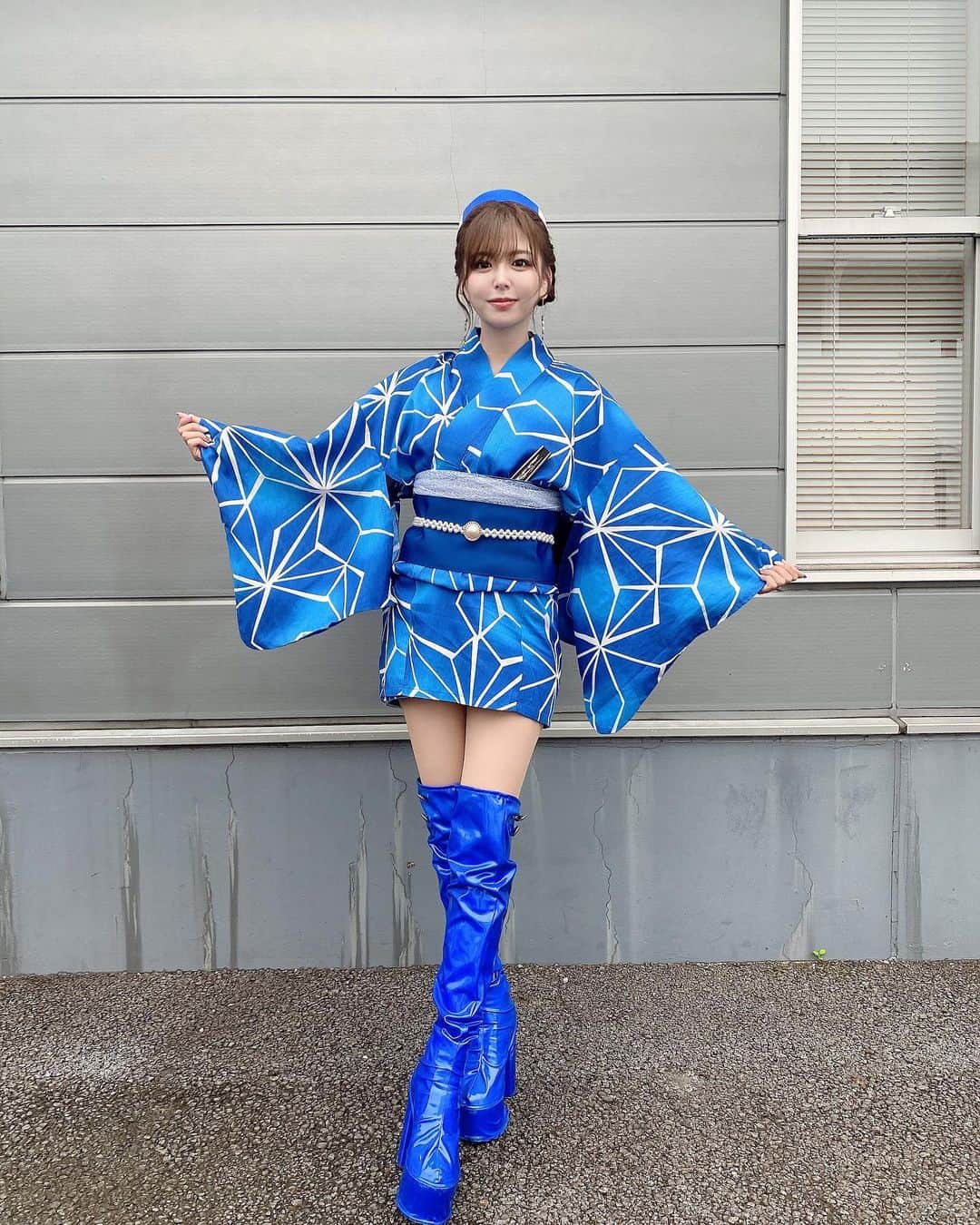 のインスタグラム：「スーパーフォーミュラ第6戦in富士🗻💕 2日間お疲れ様でした⸜(*ˊᗜˋ*)⸝  3号車は17位 22番手からスタートした4号車は 8ポジションアップの14位フィニッシュでした!!  KONDO Racingへ 沢山の応援ありがとうございました✨  そして、今回 #SF夏祭り という事で イベントいっぱい!!屋台もいっぱい!! 2日間大盛り上がりでしたね💗  決勝レース後にはリアライズガールズも 浴衣に着替えて夏祭り気分💙  サーキットで浴衣初めてきた‼︎🙈💛  毎週末お仕事で 毎年プライベートでなかなかお祭りに行けないから みんなと屋台まわれたり 夏祭りの雰囲気を楽しめて 嬉しかったなぁ💕  今回もお写真撮ってくれたりお喋りしてくれたり 手振ってくれたりタオル掲げてくれたり こちゃに関わってくれたみんな♡ 本当にありがとう🥰  ゆっくり休んでね♡♡♡ ・ ・ ・ #スーパーフォーミュラ  #sformula #サーキット  #富士スピードウェイ #浴衣」