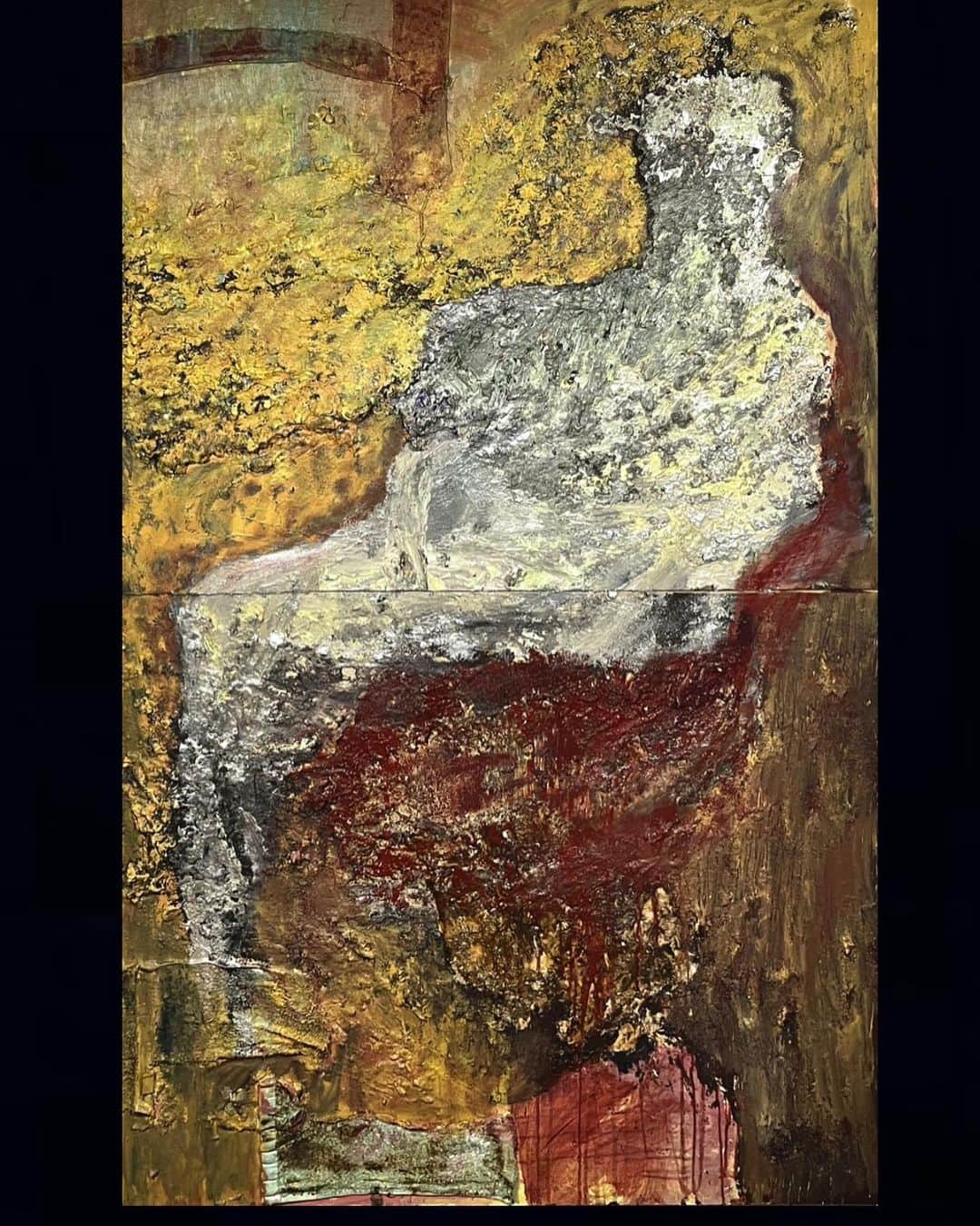 ヒョンミン のインスタグラム：「“글 없는 편지“ 100x160cm, Mixed Media on Wood Panel, 2023 . .  편지 자체가 낭만 있지만, 그림이란 것은 또 고독하지. 마치 글이 없는 편지 같아.  지금, 현재 내 생각은 고독과 낭만을 찾고 있는 것 같다. 아날로그 시대의 배경과 문화. 추억 속에만 존재하는 그 여백 있는 무언가를 낭만이라 부르고 싶고, 현재 조금은 고립되어 그림과 내 내면에 집중하고, 나아가기 위한 공부를 고독이라 생각한다. 원래의 제목은 ’낭만과 고독‘이었으나, 조금 더 함축적인 표현을 찾고 싶었다. 낭만과 고독은 감정과 생각에 깊게 잠겼을 때 느껴지는 것이기 때문이다. 편지라는 단어는 나에게 낭만을 준다. 그 이유는 어머니가 아버지께 보낸 편지뭉치를 본 기억으로, 상대방을 생각하는 마음을 한 글자 한 글자 옮긴 정성을 담은 편지 속 글과 그 시간이 낭만 그 자체로 느껴졌기 때문이다. 그림은 오로지 자기 내면과의 싸움이다. 두말할 필요 없이 고독 그 자체이다. 집중해서 생각해 내는 그 과정 안에서 느낀 무언가를 우연과 필연과 신호에 의해 그린다. 그것은 내가 미처 알지 못했던 것, 내가 놓치고 살았던 감각들을 일깨워 준다. 그림은 기록이고 이름 모를 누군가에게 쓰는 글 없는 편지같다.」