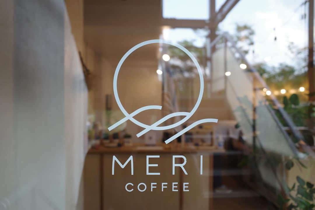 石井輝明のインスタグラム：「鹿児島、鹿児島市。 スッキリとした爽やかなオシャレさが最高。 パドラーズのカレンダーが置いてあって、やっぱりパドラーズは偉大だなぁと改めて思った。  さて、カフェの方は内装のデザイン案もあがってきて、ここからは見積もりを待ちながら予算との戦い。 勝つんだ。 この戦いに。  #mericoffee #cafe #coffee #カフェ #コーヒー #喫茶店 #鹿児島カフェ #鹿児島市カフェ #カフェ芸人」