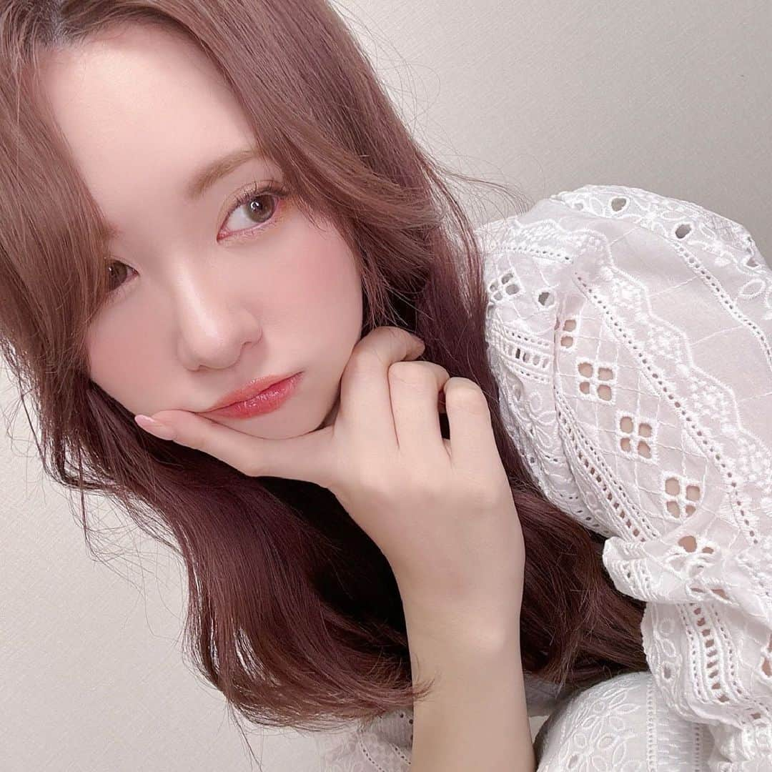 河西美希のインスタグラム：「👾🤍  今日のヘアセット動画の時の( ◠ω◠ )  #実はもう前髪切った #さらばまた会う日まで #ヘアセット #脱ぺちゃんこ髪  #ヘアボリューム #前髪の巻き方」