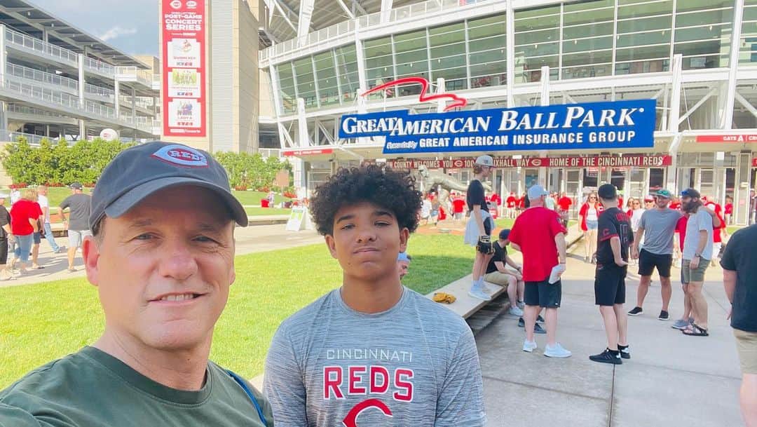 のインスタグラム：「Next stop on road trip, the oldest baseball club in the country. Weather challenges but game went on…tough game for the @reds. Beautiful stadium, good chili. Onto next city! #TheGreatAmericanBallpark #JohnnyBench #SkylineChili #dadsonroadtrip #stadiumtours」