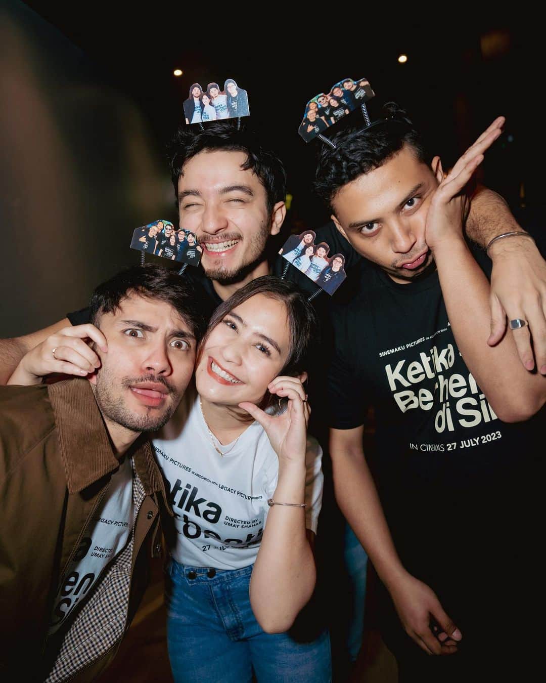 Prilly Latuconsinaのインスタグラム：「Hari ini hati kami penuh sekali melihat antusias dari kalian di Surabaya!!!   TERIMA KASIH YA SEMUANYA!  Terharu ngeliat kalian bisa sambil meluapkan perasaan kalian saat nonton filmnya 🥺  KETIKA BERHENTI DI SINI 27 JULI 2023 DI BIOSKOP!  #KetikaBerhentiDiSini  #MerayakanKehilangan」