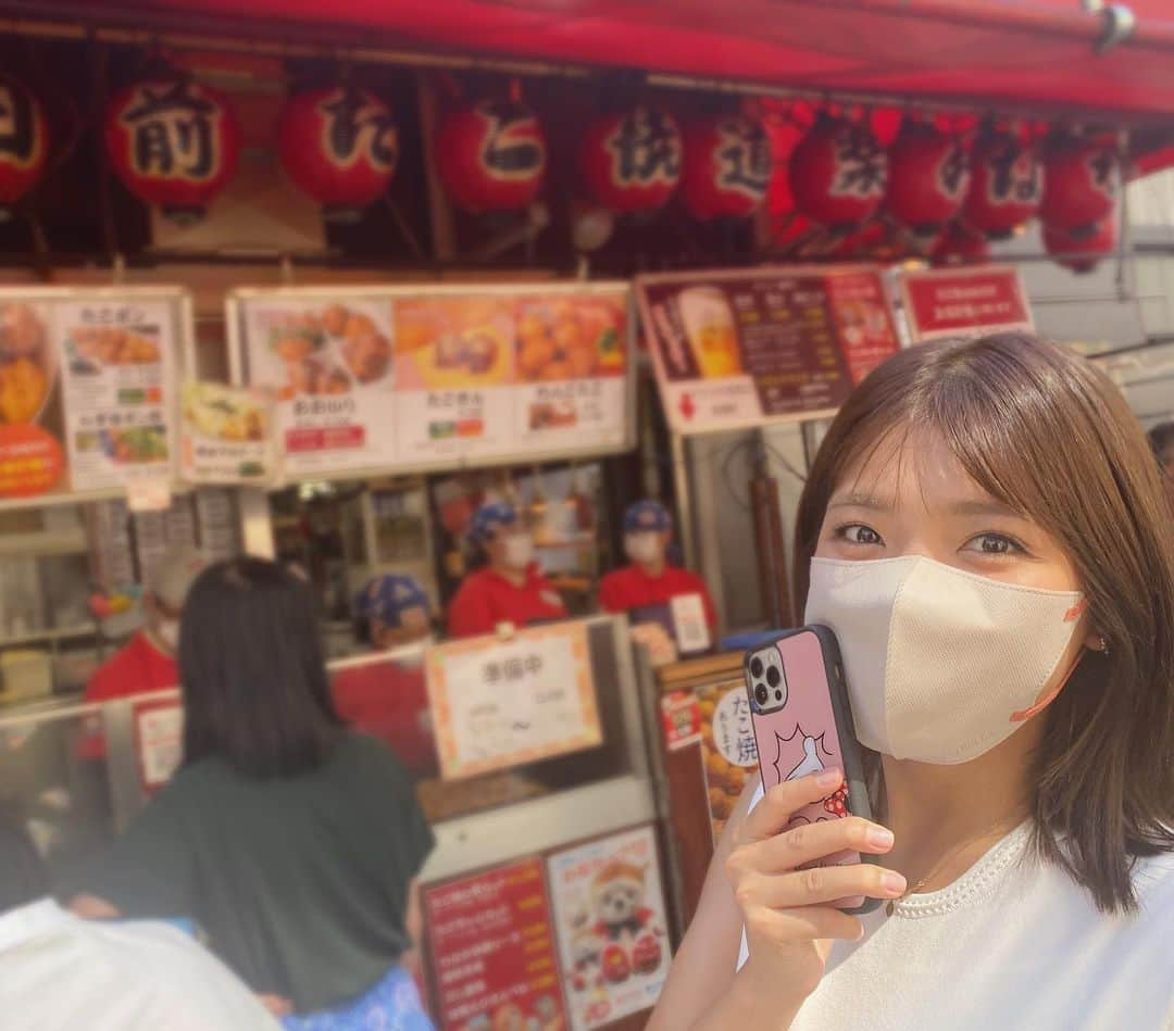 木岡真理奈さんのインスタグラム写真 - (木岡真理奈Instagram)「吉本のスマホケース買う→開店前からたこ焼きに並ぶ→新喜劇見る🏮  漫才で笑い疲れた状態で新喜劇は声枯れそう🤣 わかる！？ミニーちゃんの手がなんでやねんのツッコミ！かわいいでしょう🥳（吉本とディズニーのコラボですって）  #吉本新喜劇 #なんばグランド花月 #わなか #ディズニー #手で隠れとるわ #なんでやねん #普通見た後に買うやつ」7月16日 21時18分 - kutv_kioka