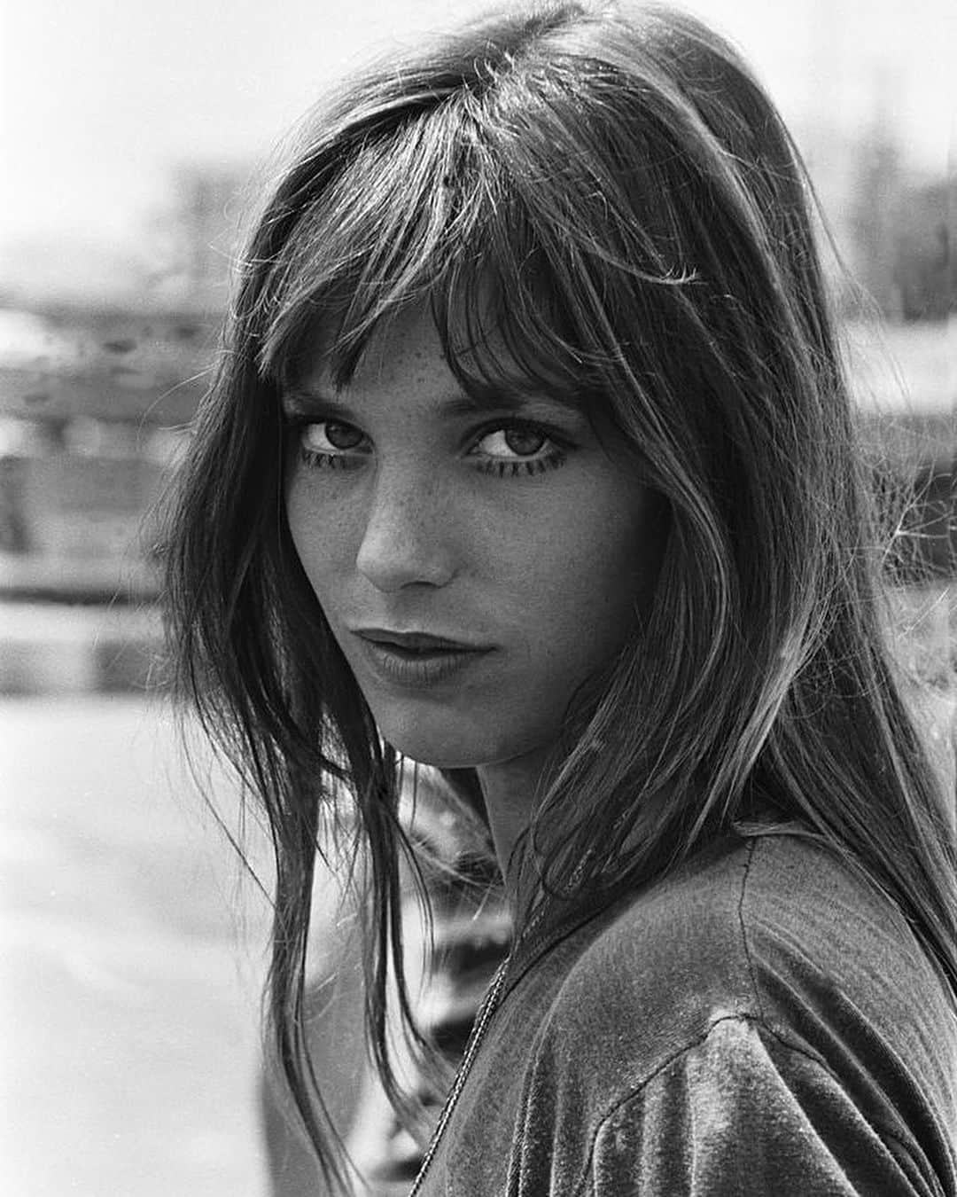 ELLE Polandさんのインスタグラム写真 - (ELLE PolandInstagram)「Smutne wiadomości z Francji… w wieku 76 lat zmarła Jane Birkin. Brytyjska aktorka od wielu dekad fascynowała świat filmu i mody. To na jej cześć powstała torebka Hermes (obiekt pożądania wielu kobiet), a na swoim koncie miała role w takich filmach jak „Basen”, czy „Powiększenie”, czy „Śmierć na Nilu”. A piosenka „Je t'aime... moi non plus”, która nagrała ze swoim mężem Serge’m Gainsbourgiem do dziś wywołuje wiele emocji.   📸 Getty Images」7月16日 21時18分 - ellepolska