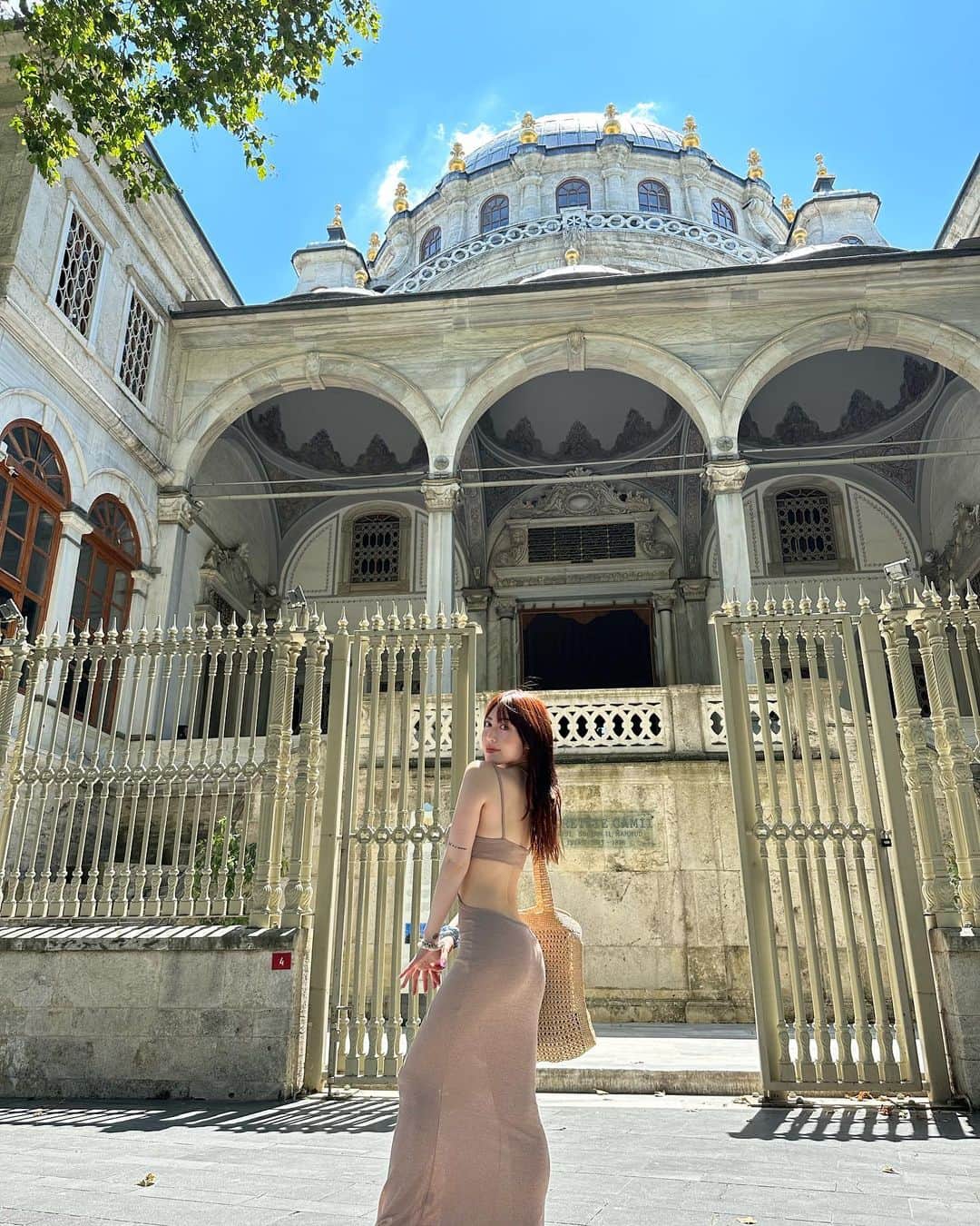 柚月瀬那のインスタグラム：「One of my best memories traveling🚢 I love 🇹🇷 First time in Istanbul and I’m falling love with all the sweets and people ;)♡ of course I bought Lokum for souvenir 🥵🤭😋 People were so nice to animals🐈 already miss u 🇹🇷 and my friends🥲🫶🏻 初めてのトルコでは船でできた友達とイスタンブールを回ったんだけど、ナルニア物語にも出てきた魔法のお菓子はトルコの実在するお菓子らしくてそのロクムに私も夢中になって3本丸々持って帰ってきました🫰🏻🍬冷蔵庫で3ヶ月もつらしいから友達と会った時に食べよーって😋 ヨーロッパ旅行の中で私はトルコが1番楽しくて印象的でした🫶🏻 (カップル2人組と行ったんだけど友達に「スリ気をつけて！もう！誘拐もされそうだから前歩いて！」って2組のカップルの間に1人入ってサイコロの5の形で守られて行進してました😂優しい友達好き) めちゃくちゃ笑顔な写真は友達がスーツケース探してて市場歩き回ったけど「一番最初のところがいいよ！座れるし！」て言ってそのお店戻ってそこで友達スーツケース買ってた。お店の人も座っていいよ冗談で店番してて言うてた笑 #後半は私お友達でロクムの試食爆食いの巻　#香水もかったよ」