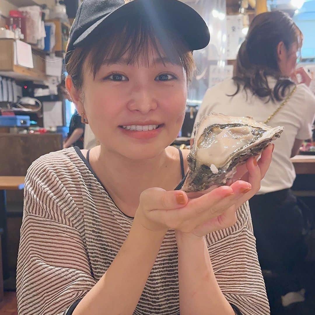 のインスタグラム：「. . 夏の牡蠣もおいしいなあ〜🦪 前髪ボロボロ。まあ牡蠣が美味しけりゃ なんでもいいな！！！ .  .  今年のディズニー仮装の打ち合わせをした🎃👻 . .」