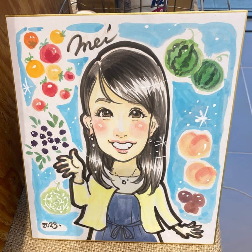 meiのインスタグラム：「. 同じイベントに出店してた似顔絵屋さんが 八百屋のめいちゃん書いてくれた🥹🍉✨️  まわりにフルーツいっぱい🍇🍓🍑🍉💕  室内イベントだったから涼しくて、 カーディガンきて髪も下ろしてたから、 とてもとてもおしとやかに見える🥹❣️笑  屋外は、サングラスかけて ポニーテールかおだんごに タンクトップ着て、 筋肉質の腕が見えちゃって こんな素敵な絵とは真逆です😎✨️笑  似顔絵屋さんこんなに 素敵に書いてくれてありがと♡！   #イベント #マルシェ #似顔絵  #八百屋さん #めいちゃん  #めいちゃんは八百屋さん  #フルーツ #野菜 #蜂蜜」