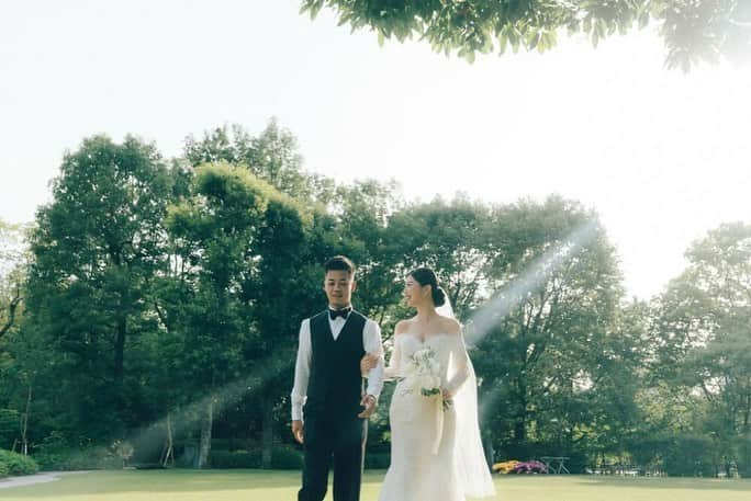 𝐓𝐒𝐔𝐊𝐀𝐒𝐀さんのインスタグラム写真 - (𝐓𝐒𝐔𝐊𝐀𝐒𝐀Instagram)「wedding🕊2023.5.27  素敵なチャペルで大切な人たちの前で式を挙げれて心の底から幸せな1日でした🤵🏻‍♂️💍👰🏻‍♀️🤍 ナイトウェディングやったから披露宴の後にランタンもあげたよ✨  妊娠中の式やったけど、念願のマーメイドドレスが着れてよかった♡ . . #wedding #結婚式 #TGOO #TGOO花嫁 #ウェディングドレス #ウェディングヘア #ウェディングフォト #花嫁ヘア #マタニティ花嫁」7月16日 21時28分 - tsukasa_xoxo