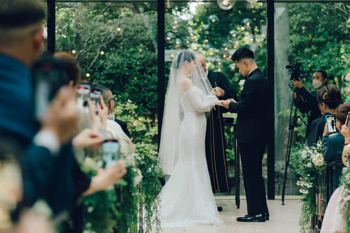 𝐓𝐒𝐔𝐊𝐀𝐒𝐀さんのインスタグラム写真 - (𝐓𝐒𝐔𝐊𝐀𝐒𝐀Instagram)「wedding🕊2023.5.27  素敵なチャペルで大切な人たちの前で式を挙げれて心の底から幸せな1日でした🤵🏻‍♂️💍👰🏻‍♀️🤍 ナイトウェディングやったから披露宴の後にランタンもあげたよ✨  妊娠中の式やったけど、念願のマーメイドドレスが着れてよかった♡ . . #wedding #結婚式 #TGOO #TGOO花嫁 #ウェディングドレス #ウェディングヘア #ウェディングフォト #花嫁ヘア #マタニティ花嫁」7月16日 21時28分 - tsukasa_xoxo