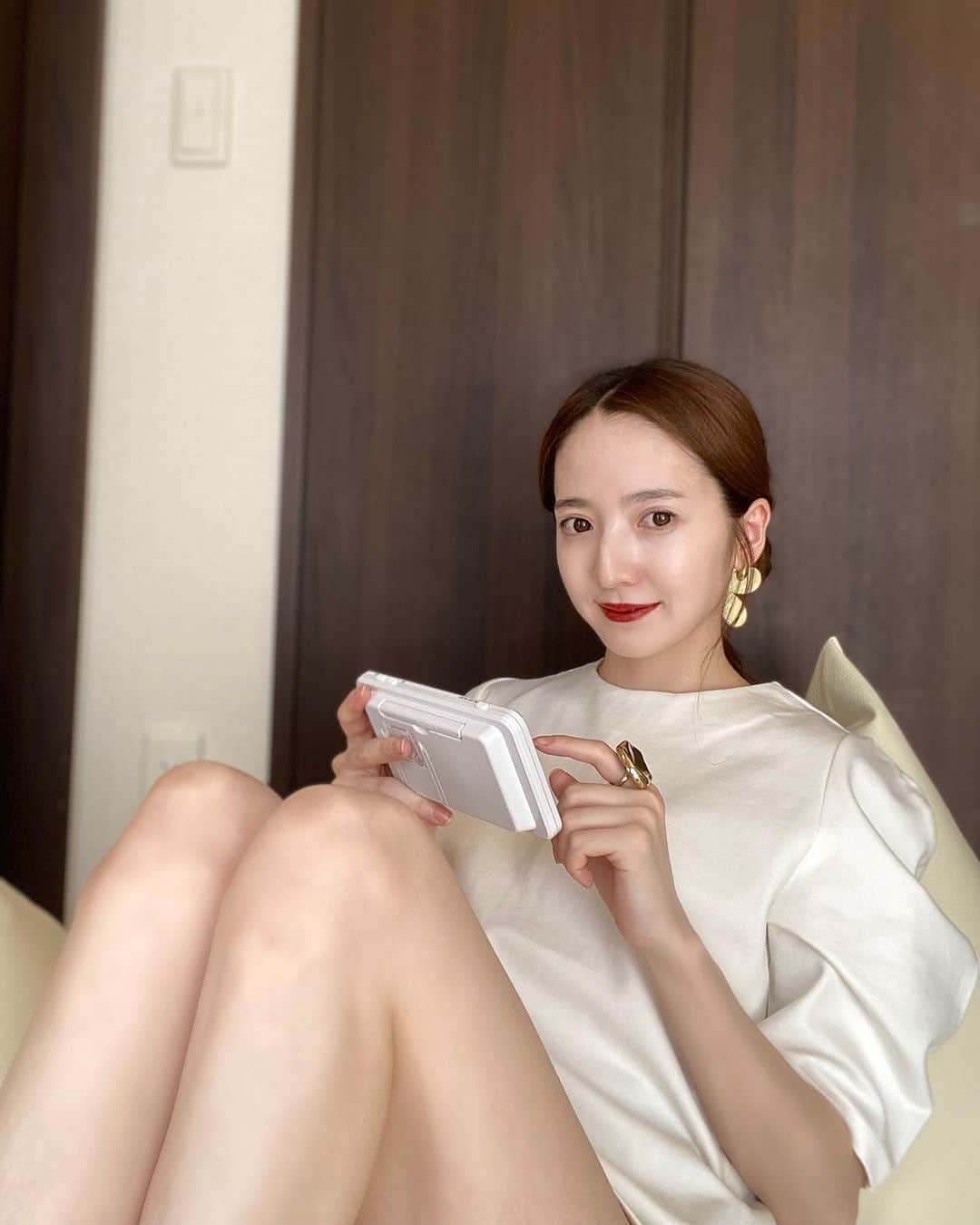 平木愛美のインスタグラム：「わたしが持ってるものは、、、？ 、、、swipe！！！  ベビーモニター！！！！！👶🏼  見守りカメラでべびるるくんのことを常に見られるのでとっても安心。✨✨  しかもねカメラだけじゃなくて、心地良いオルゴールの音や"ホワイトノイズ"も入っていたり💕🌛🎧 （5枚目動画ではそんな色々オルゴールやノイズ、るるくんとマミーのお喋りも。笑 まだまだちっちゃなbabyの声でほんと可愛いいいい、、、🥺🩵） お部屋の気温の最低＆最高温度を設定してそれを超えたら警告音が鳴るように設定もできたり！  色々と機能が便利＆充実すぎて！  このあいだ載せてた、ベビーセンスとともにとにかく安心感が大きくて。大愛用しております。🥲🧡  "Babysenseママパパ安心サポートセット" 今回ほんとにgetして大正解baby goods でした💫 @babysensejapan   カメラはお部屋の壁にも設置できるので、babyがどこにいても調整できるよ🤳  べびまるがいるので、どうしてもやっぱりワンオペお風呂の時とかべびるるくんには今はbaby bedで待っててもらったりしても、これのおかげで本当に安心ができる！🫠🧚✨  #PR #出産準備 #ベビーセンス #ベビーセンスホーム #ベビーモニター #ベビーセンサー #ベビー用品 #SIDS」