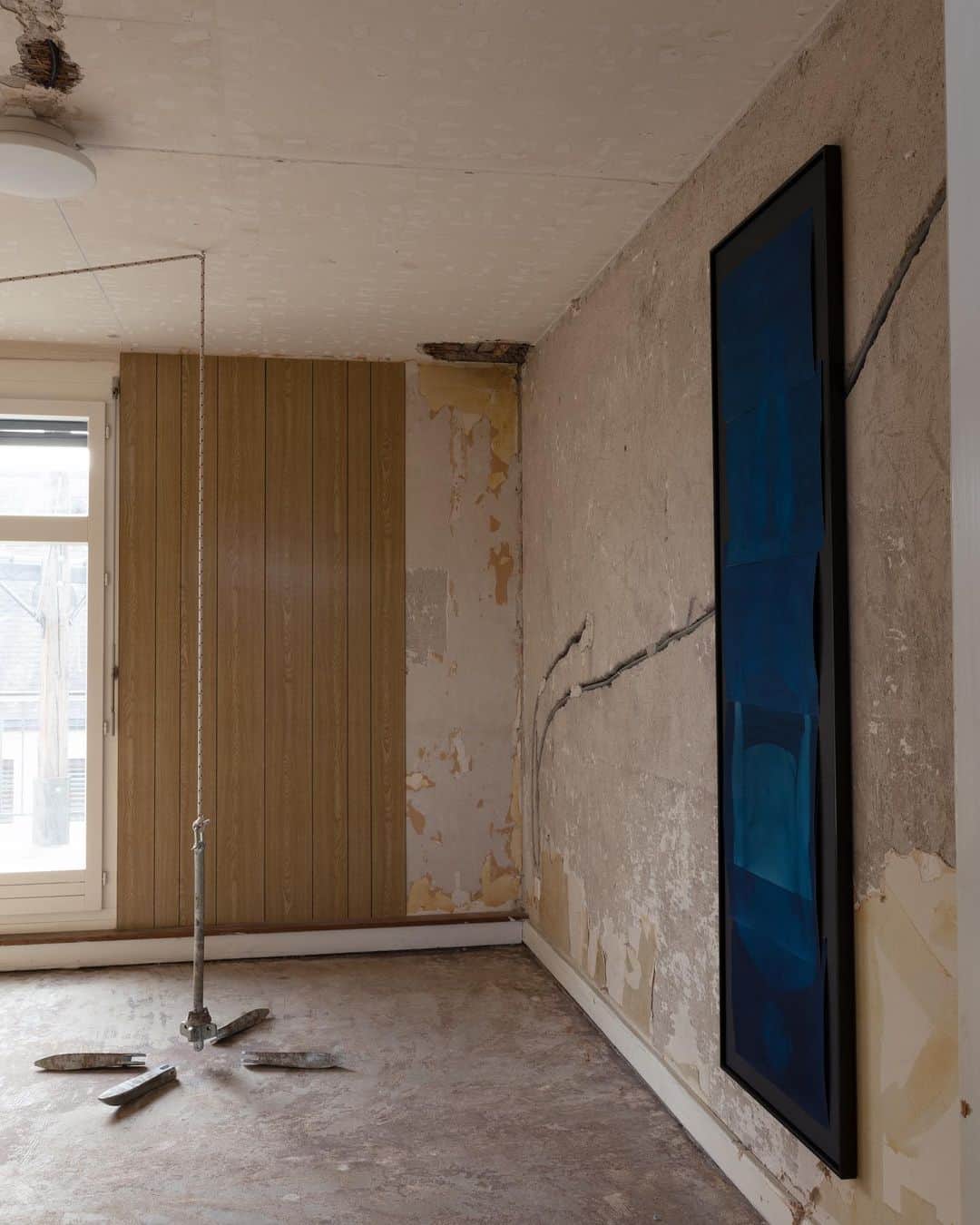 ユーリ・ポドラドチコフのインスタグラム：「Installation views by Samantha Zaugg(@frauzaugg) of 𝘈𝘳𝘳𝘰𝘸𝘦𝘥 @hotel.tiger's 𝘐 𝘕𝘌𝘌𝘋 𝘈 𝘏𝘖𝘓𝘐𝘋𝘈𝘠 show alongside works by @eli___fer , @murielle.graeff, @elena__corvaglia, @andrea_f_to, @riccardo_l_r, @_jasonrohr_ , @artificialsilkg1rl & #hanserni  Iouri Podladtchikov 𝘈𝘳𝘳𝘰𝘸𝘦𝘥 2023 cyanotype 60x200cm」