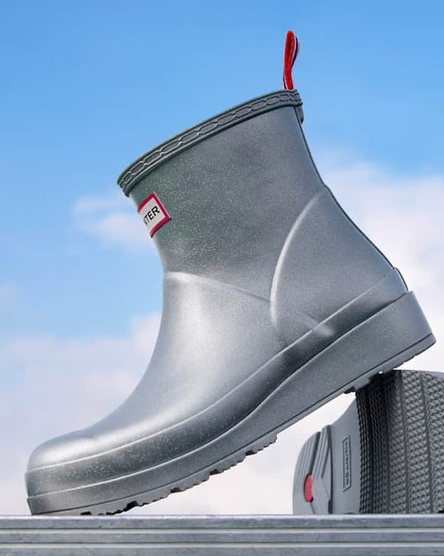 ハンターブーツのインスタグラム：「Whether its gardening or a casual rainy day, the Original Short Play Wedge Rain Boots is a wardrobe item you need. Shop now at @harrods」