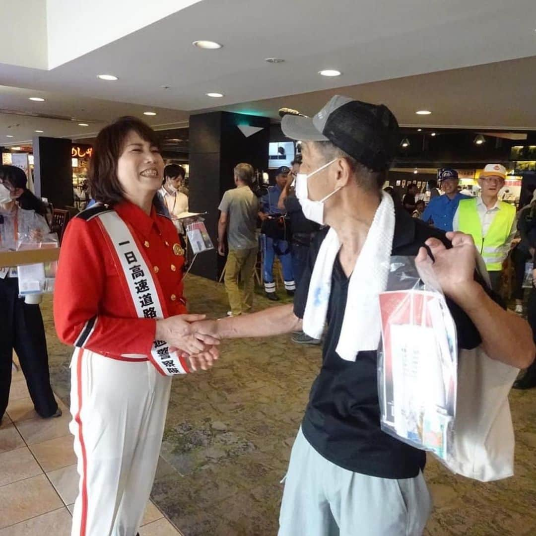 矢野きよ実さんのインスタグラム写真 - (矢野きよ実Instagram)「愛知県警一日高速隊長を命ぜられ お話をさせていただきました。  朝の番組で忘れられないのは ２００６年（平成１８年）九州で飲酒運転の車に一家５人が乗った車が追突され、３人の幼児が亡くなる事故、とても辛い事故を何度も報道しました。 それから飲酒運転の罰も大きくなり 私は愛知県の飲酒運転撲滅大使を 数年させていただいておりました。  「飲酒運転のない愛知にしたい」と書を書かせていただいたポスターが何年も貼られました。 交通事故の被害者のご家族が 亡くなったお子さんへのメッセージとそこに履いていた靴がある…… そこにその場にいた人だけではなく 多くの家族やどちらも悲しみは深くなる 防げることが飲酒運転です。  私はキリンビールのイメージキャラクターを6年ほどしていました その時に飲酒運転のない愛知にしたい。 広告代理店の方々はどちらも矢野きよ実でいいのか！と会議をされたそうですが(笑) でも、その時、キリンビールさんはそのポスターを正面玄関に飾ってくださっていました。  おめでたい時、悲しい時 そこにお酒はあります。 でも、そのあと、飲んだら 車に乗ってはいけないのです。 大切な思い出の日を辛い日にしてはいかんのです。 みんなで必ず約束をしましょう！ 「広げよう！飲酒運転ゼロの輪」です。  渡邊高速隊長も隊員のみなさんも 細かなことまで配慮され、 今回のイベントを作られました。 偉い人たちは志が高く、素敵です。 渡邊隊長！手作りプレートありがとうございます。 吉田さん！名司会です😊  https://news.yahoo.co.jp/articles/cae176d56dd3375035faf88ae1bfedb76991de64  矢野きよ実 #yanokiyomi #矢野きよ実 #矢野きよ実の書 #愛知県高速隊」7月16日 21時25分 - yanokiyomi