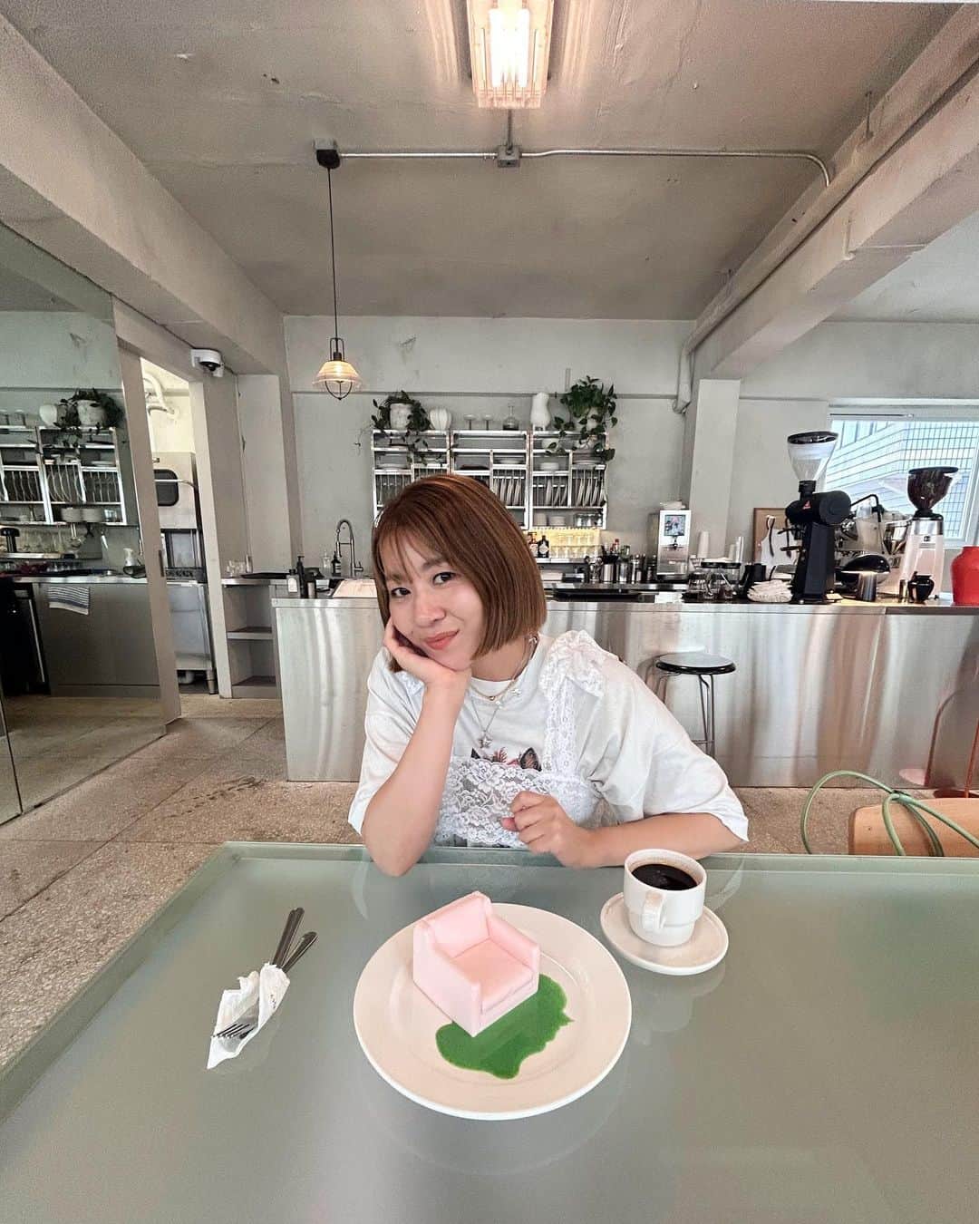 のインスタグラム：「ころころ変わる韓国のカフェ☕️😂 今回はソファを食べに行ったよ🩷  雑居ビルの中にあるカフェ @oafuoafu にはソファのアイスケーキがあるよ😙 何でソファをケーキにしようと思ったのかな〜 何か可愛いよね🥹 中には手作りしているフローズンストロベリーが入っていて美味しいよ🫶  出てきてから10分後が食べ頃みたいです✨  top vintage dress @ray_beams_official  pants @littlesunnybitestyle  shoes @balenciaga x @crocs  bag @osoi_official  heart @jilsander   #seoulcafe #seoul #cafe #韓国」