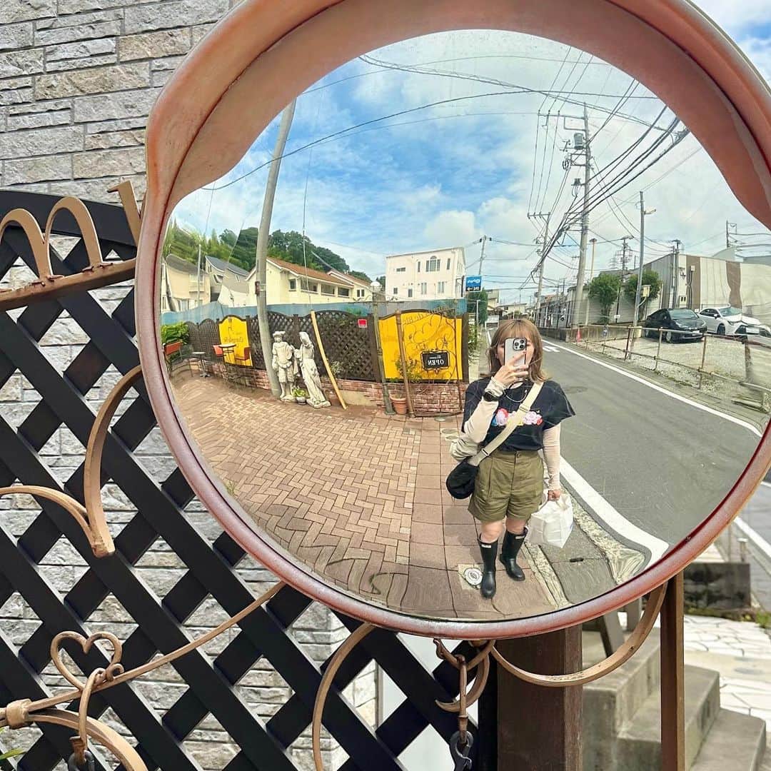 かほこ。のインスタグラム：「ㅤㅤㅤㅤㅤㅤㅤㅤㅤㅤㅤㅤㅤ ㅤㅤㅤㅤㅤㅤㅤㅤㅤㅤㅤㅤㅤ 左下にさりげなくいるハート🫶🏻 ㅤㅤㅤㅤㅤㅤㅤㅤㅤㅤㅤㅤㅤ 毎日暑すぎて 夏フェス乗り越えられるか不安 ㅤㅤㅤㅤㅤㅤㅤㅤㅤㅤㅤㅤㅤ #カーブミラー #kinggnu」