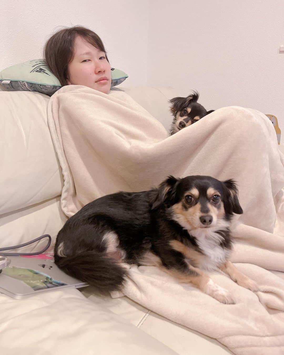 あつろーのインスタグラム：「おれは暑いのにひろは寒い笑 これは夫婦.カップルあるあるなのか😄？」