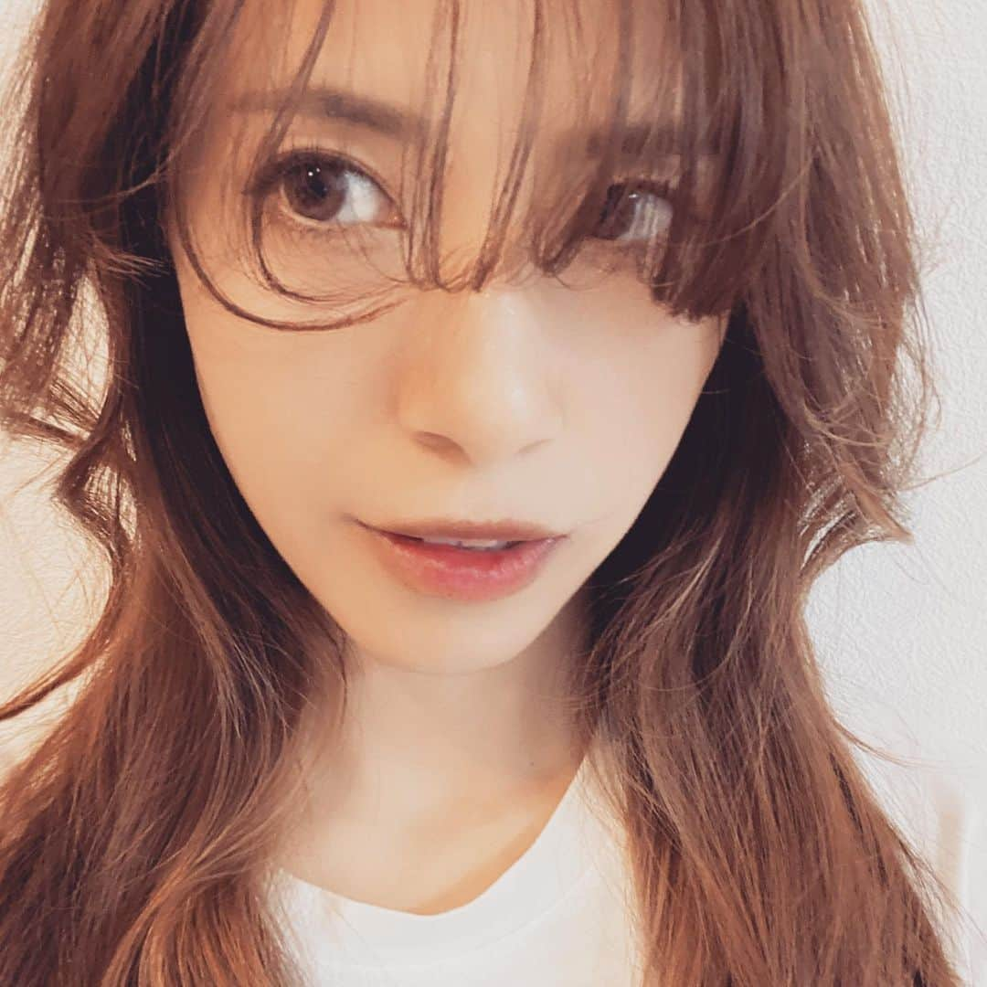 SAKURAさんのインスタグラム写真 - (SAKURAInstagram)「３ヶ月前くらいの前髪詐欺  最近疲労からなのかHSPに拍車がかかり 音、光、におい、あらゆる刺激に不快感🫨 妊婦さんですか並の(笑)  添加物や化学的なにおいを避けて 過ごしてるのもあるからか  スーパーで割と離れてすれ違う人の 香水、柔軟剤、服についたタバコのにおいとかも 感じ取ってしまい うげ🤢と気分悪くなることも  昔はあまり気にならなかったので、 普段触れなくなったから、余計わかるんだなと。  犬並みの嗅覚😅  なーんにもない森の中に倒れ込んで 綺麗な空気だけ吸って1日過ごしたいと思う時がある(笑)  無意識に常にアンテナ張ってる状態なので 生きづらいわーと思う時もありつつ、 アンテナ張ってるおかげで危機管理能力はあり、 何か起きた時のリスクに備える事はできる。  良くも悪くも長所と短所は紙一重  まぁ、座右の銘は 不安事の9割は起こらない　なんですけどね！ 　 . #女の子ママ#ママファッション#シースルーバング#シースルー前髪#ウザバング#オルチャンヘア#不安障害#不安障害ママ#パニック障害#HSP#highlysensitiveperson#ハイリーセンシティブパーソン#繊細さん#予期不安#エチゾラム#オーガニック#美容好きな人と繋がりたい#hair#앞머리」7月16日 21時32分 - iam.sakura.1117