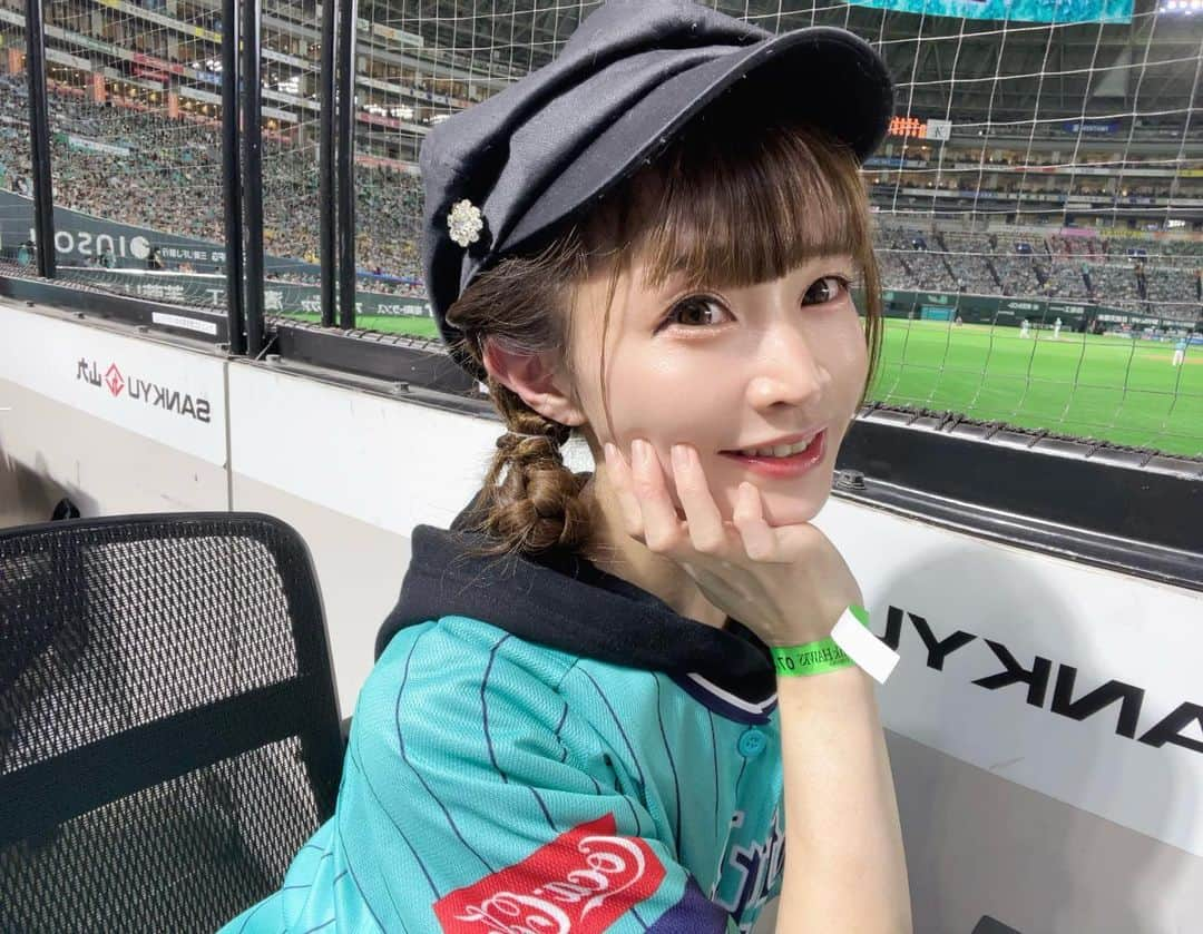 紗々木りんのインスタグラム：「🐰🩵⚾️ #鷹の祭典2023   近ちゃんのあのジャッジのとき、 藤本監督が猛抗議して退場させられて、 藤本監督いない中で勝利する ってゆうシナリオが良かった☁️  藤本監督は選手のために そうゆうパフォーマンスも必要だと思うなあ  #sbhawks #softbankhawks  #ホークス #ホークスファン  #ソフトバンクホークス #野球  #タカガール #鷹ガール #野球女子 #インスタ野球女子 #paypayドーム  #野球観戦 #プロ野球 #baseball #福岡 #fukuoka #鷹の祭典 #鷹祭  #ホームランテラス」