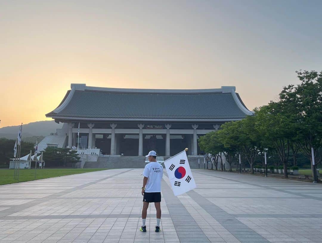 ジヌションのインスタグラム：「🇰🇷잘될거야,대한민국! 광복절에 4번째 81.5km를 달립니다! 그리고 독립유공자 후손분들의 집을 짓기 위해서 815만원을 기부합니다.」
