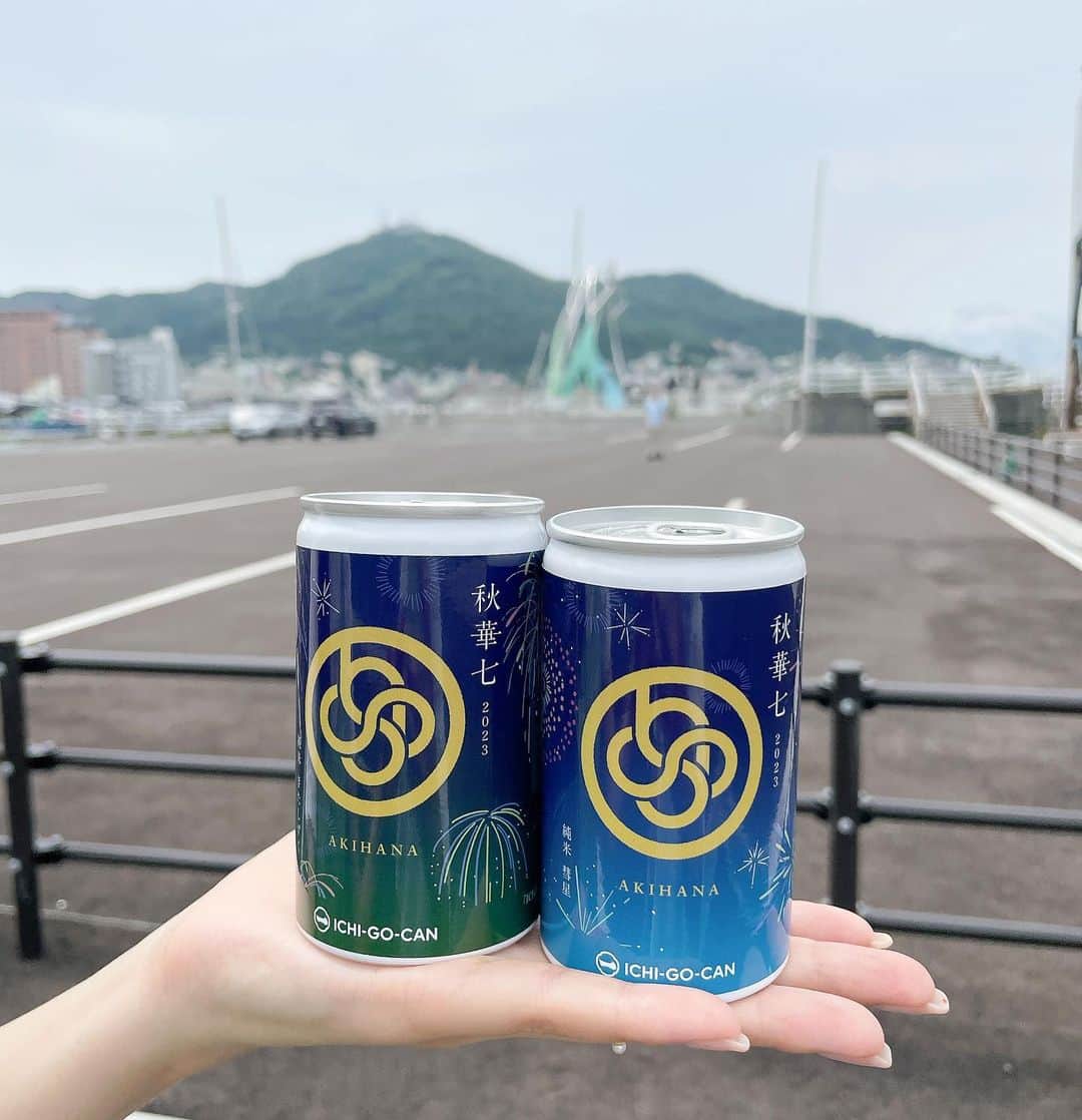 高田秋のインスタグラム：「こちらが花火大会用に作った 秋華七の1合缶です💙💚 2枚目は通常版の缶タイプ！  バックに見えるのが函館道新花火大会の会場です🎆🎆👏 秋華七の特等席はなんと花火がもう目の前で上がっちゃうんです！  来られない方も沢山いらっしゃると思いますが、 秋華七缶を相棒に夏の思い出、 一緒に作りましょう🔥  #秋華七 #函館道新花火大会」
